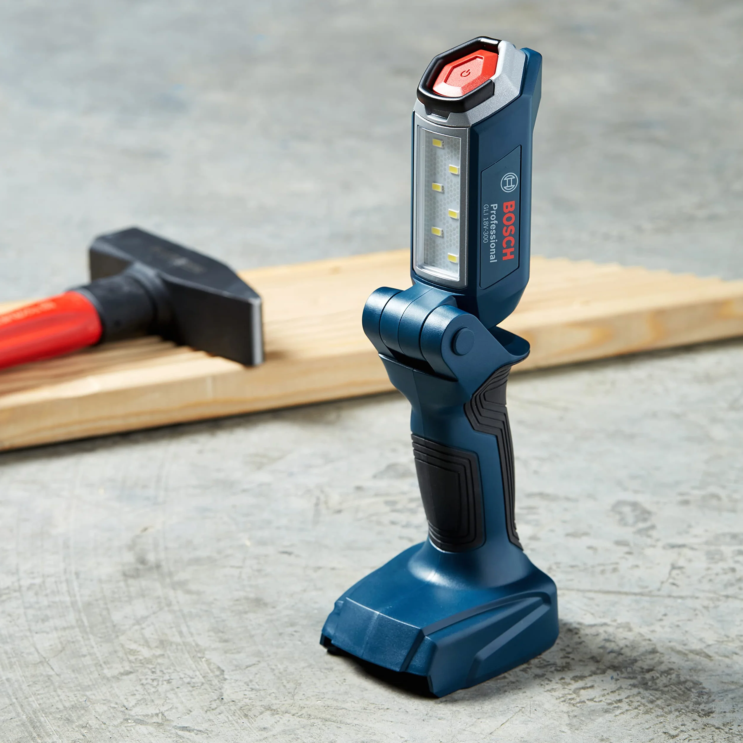 Bosch Professional system 18V: akumulatorowa lampa budowlana GLI 18V-300 (strumień świetlny 300 lm, maksymalny czas pracy 18V 300 mih)