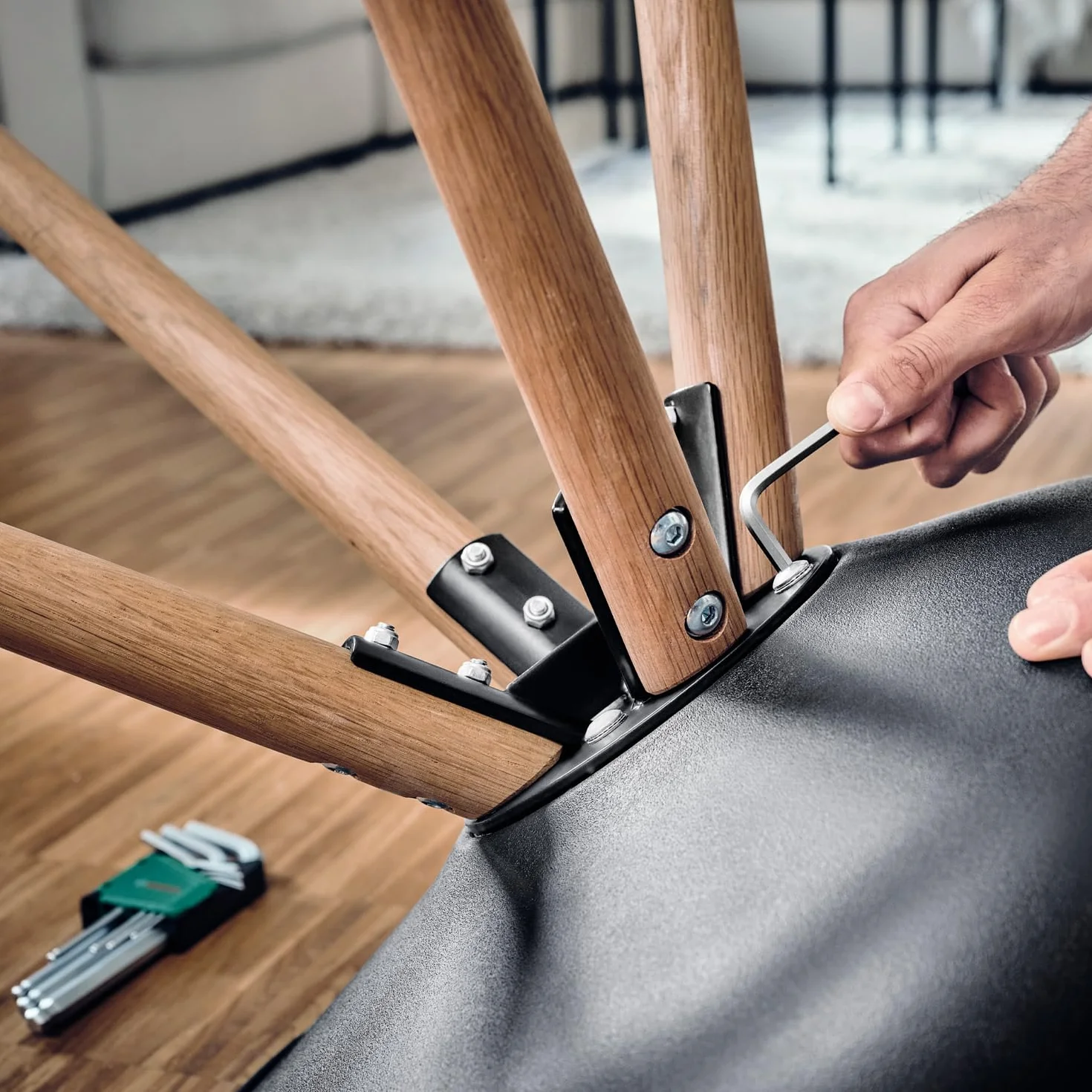 Bosch Home And Garden: 26-częściowy zestaw narzędzi z grzechotką ¼", kombinerkami, wkrętakiem uniwersalnym, końcówkami wkręcającymi i innymi elementami