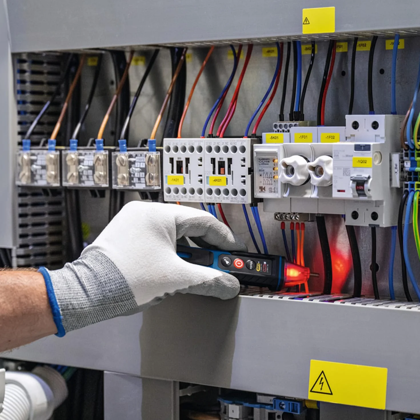 Bosch Professional Tester elektryczny GVD 1000-17 (bezdotykowe wykrywanie napięcia, IP67, podwójny zakres 24-1000V AC, zintegrowana latarka, zaczep do paska, CAT IV 1000V)