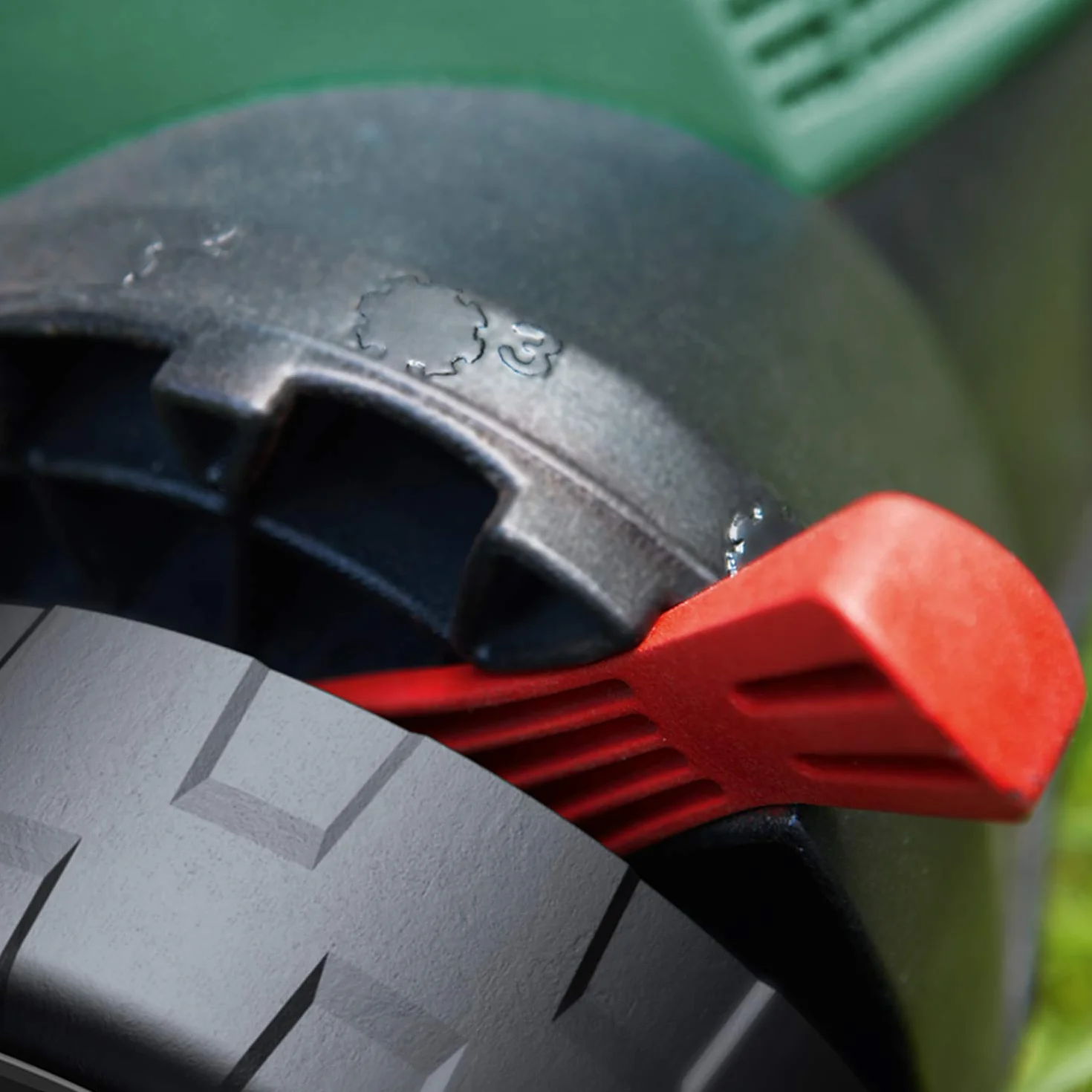 Bosch UniversalRake 900 elektryczny aerator do trawnika 900 W 32 cm 50 l