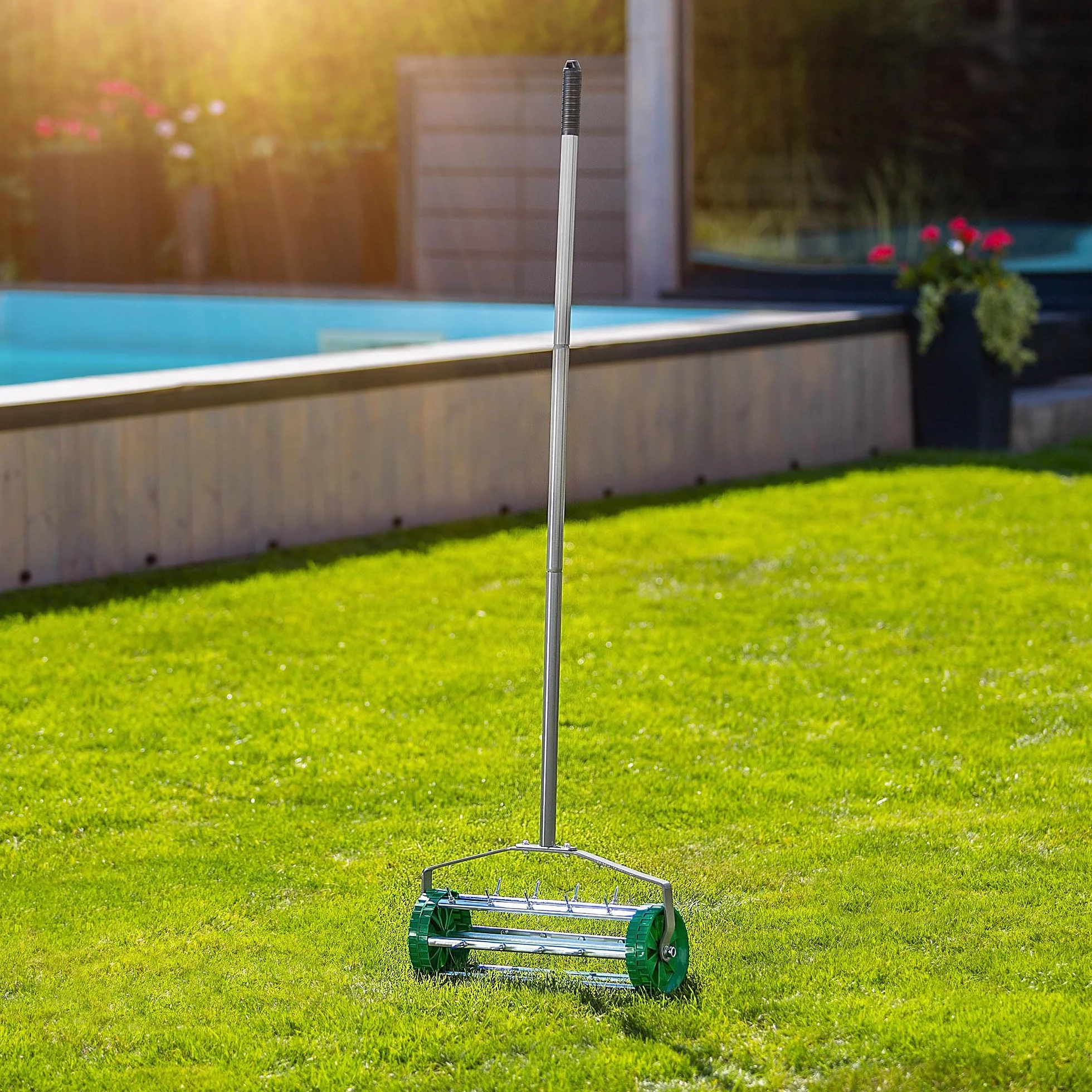 KADAX Ręczny wertykulator napowietrzacz trawnika stalowy aerator z gwoździami 3,3 cm wałek kolczasty 148 cm