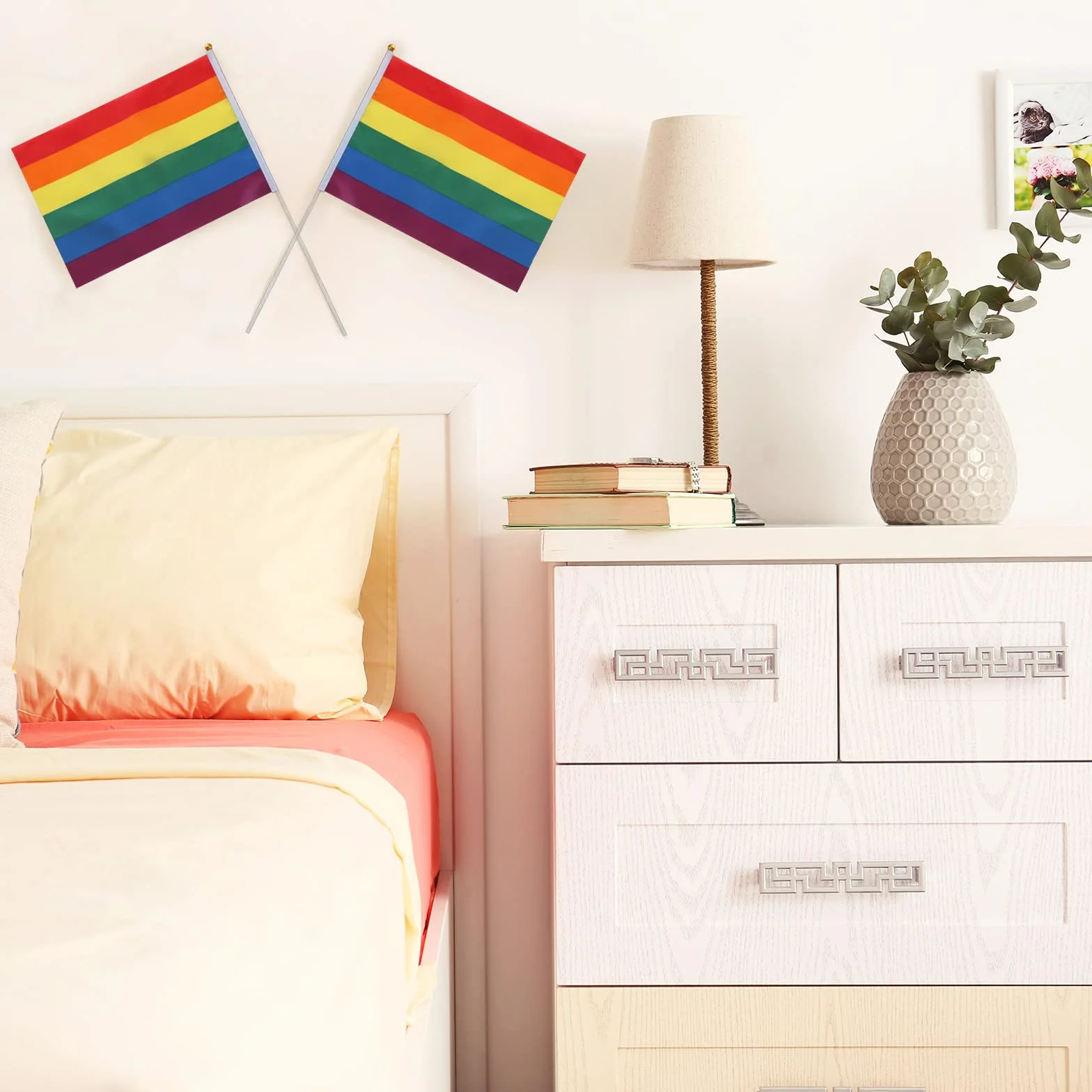 TRIXES Zestaw 15 sztuk tęczowych flag machających LGBTQ+ Pride NHS banery z patyczkami 20x28 cm