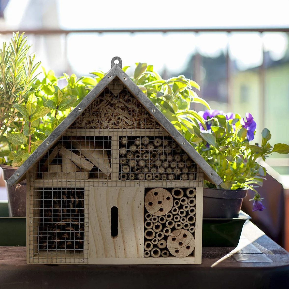 Wildlife Friend Domek dla owadów z naturalnego drewna i metalu do mocowania – idealny dla pszczół, biedronek, motyli – wymiary 25 x 7,5 x 28 cm – metalowy dach