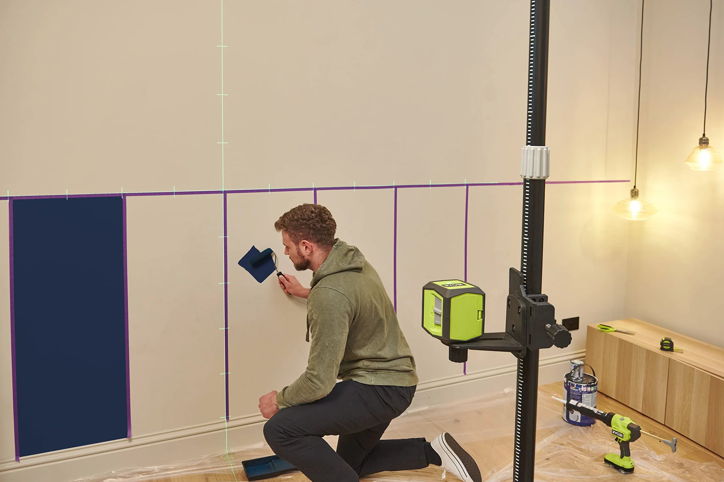 RYOBI Zielony Laser Krzyżowy RBCLLG2, Automatyczne Poziomowanie, Zasięg Pracy 15 m, Dokładność +/- 0.5 mm/m, Zawiera Płytkę Referencyjną, 2 Baterie AA i Gwint Statywu ¼”
