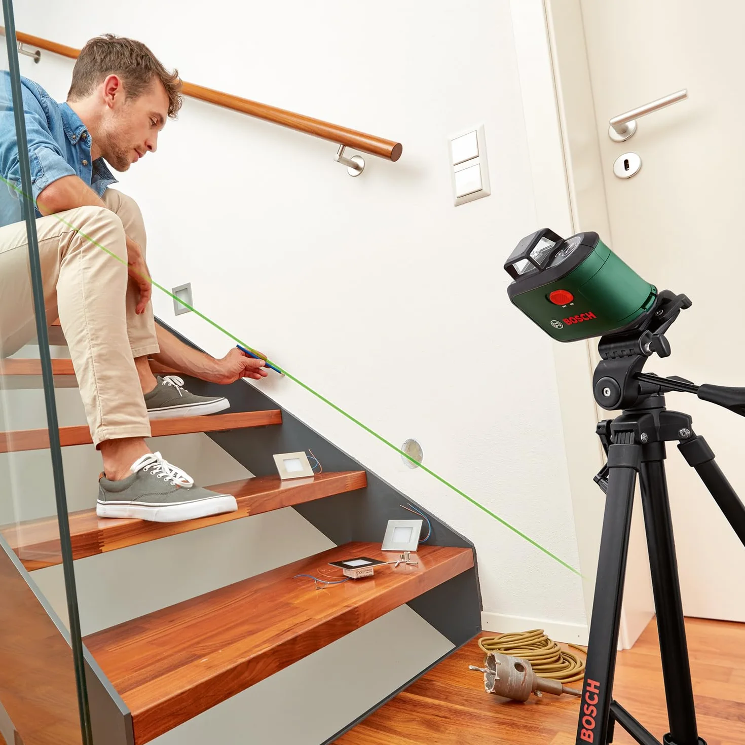 Statyw premium Bosch TT 150 (regulacja wysokości w zakresie 55 – 157 cm umożliwia szybkie i elastyczne pozycjonowanie laserów krzyżowych, opakowanie kartonowe)