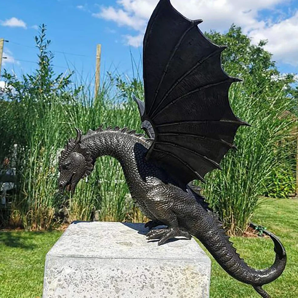 wodny, fontanna ogrodowa, smok, cechy do ogrodu, gotycki smok, statuetka, rzeźba, żywica, pejzaż wodny, do ogrodu, ozdoby, dekoracja ogrodu