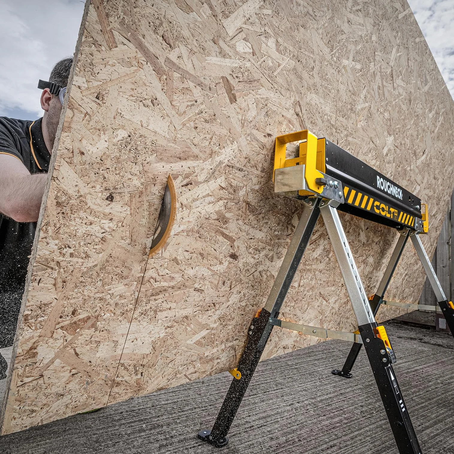 ROUGHNECK® Colt 600E Chevalet de sciage en acier très résistant Capacité de charge 589 kg avec pieds réglables en hauteur pour le travail du bois et la construction