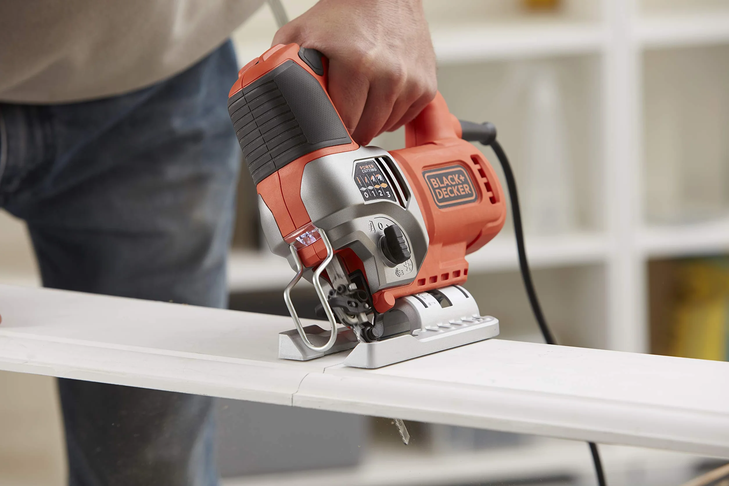 Black + Decker Elektroniczna wyrzynarka wahadłowa (650 W, 3 poziomy skoku, zmienna liczba skoków, głowica piły z odlewu ciśnieniowego, urządzenie do odsysania pyłu, do cięcia prostych, krzywych i skośnych) Bes610