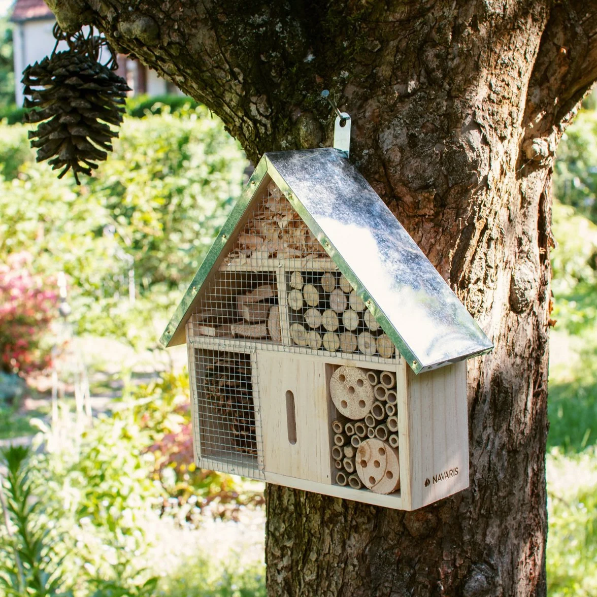 Navaris Drewniany domek dla owadów – różne rozmiary i wzory – naturalne owady hotel dla różnych owadów latających