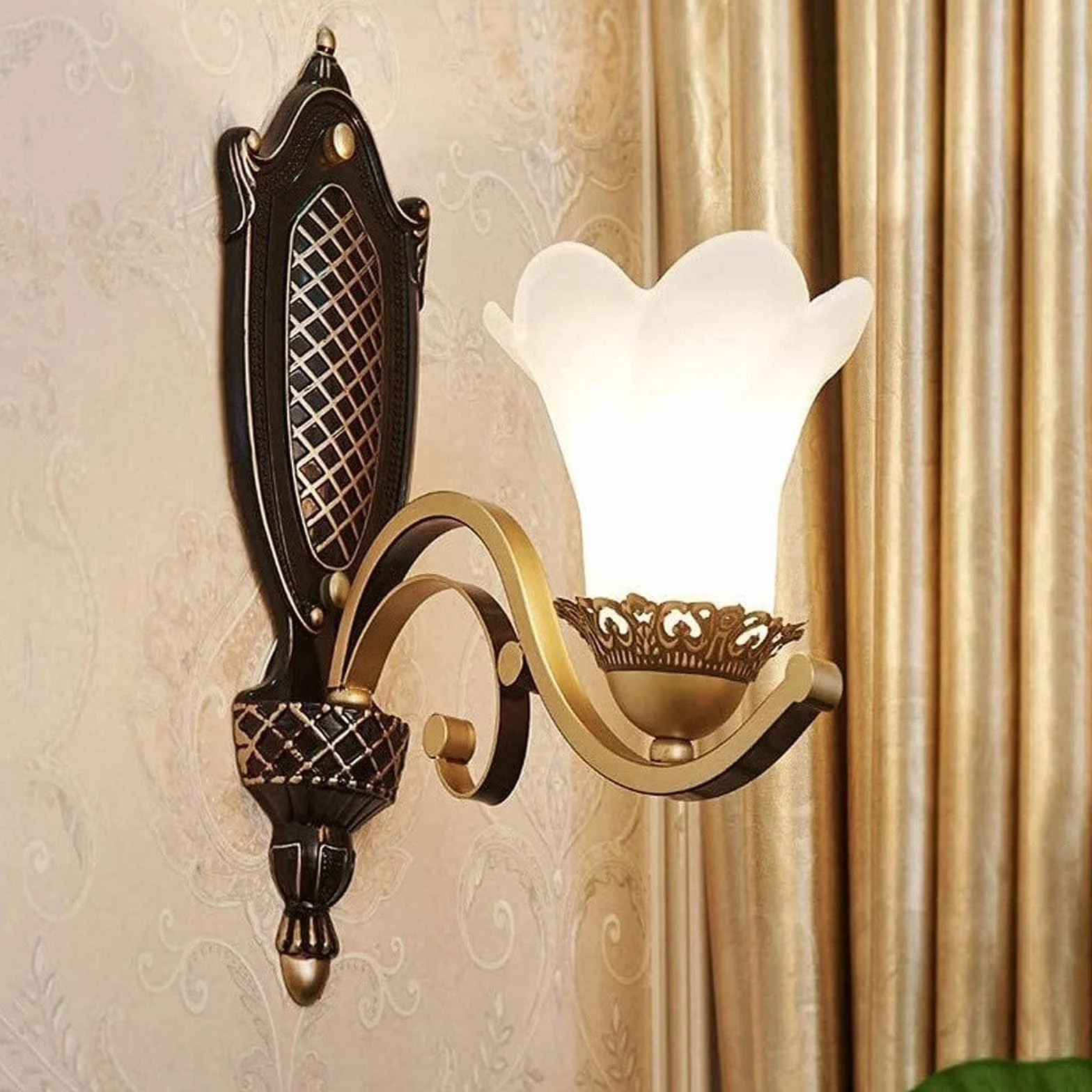 Wiejskie oświetlenie wewnętrzne, lampa ścienna, pokój gościnny, oświetlenie korytarza, tło, hotel, sypialnia, stolik nocny, lampa ścienna, europejskie żelazo retro, metal, biały płatek, szkło,