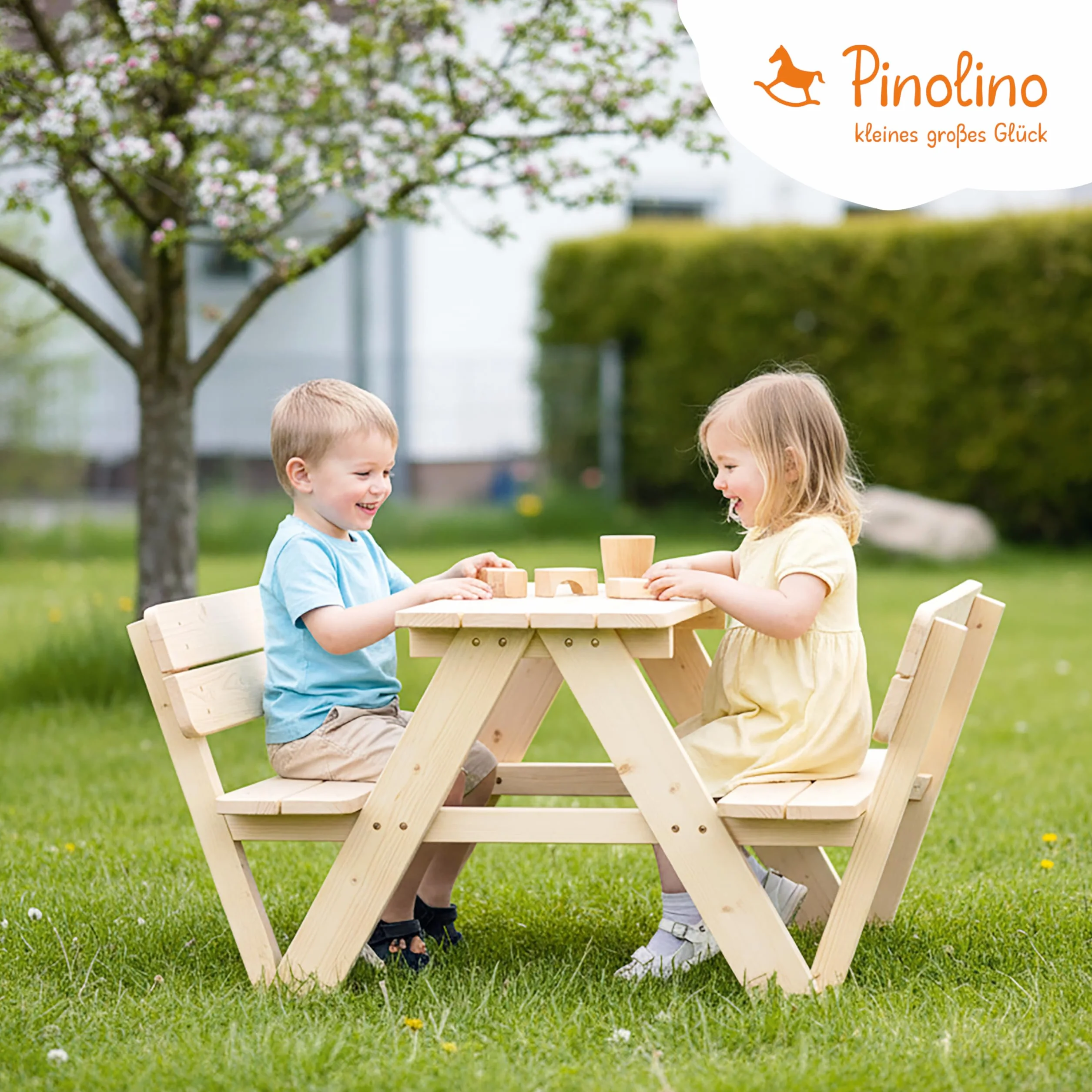 Dreieckiger Kinder-Picknicktisch Nicki für 4 mit Lehne, natur