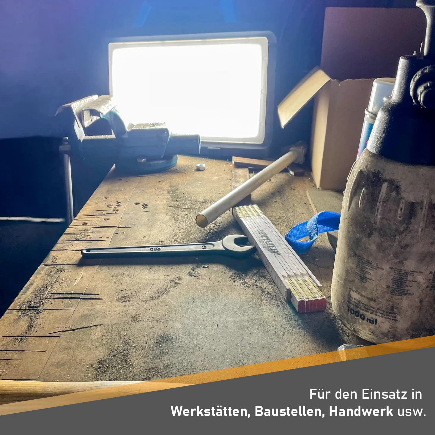 BTEC Lampa Robocza LED 80 W WorkerLed z Gniazdkiem Reflektor Budowlany do Stosowania na Placu Budowy lub jako Lampa Warsztatowa i Wiele Innych Zastosowań