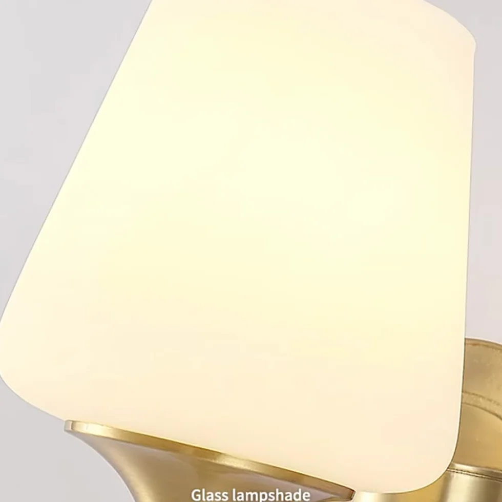 Nowoczesna lampa ścienna z mosiądzu, E27 złota oprawa ścienna do wnętrz, postmodernistyczna miedziana lampa ścienna z białym szklanym kloszem, lampa E27