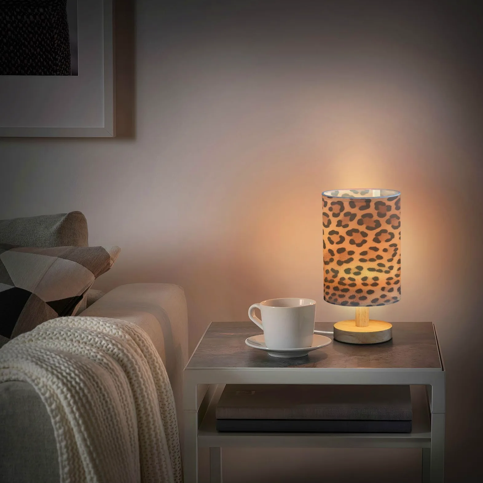 Lampa biurkowa LED USB z nadrukiem lamparta, mała lampka nocna z antypoślizgową drewnianą podstawą, cień, do salonu, sypialni, akademika, stylowe i funkcjonalne oświetlenie