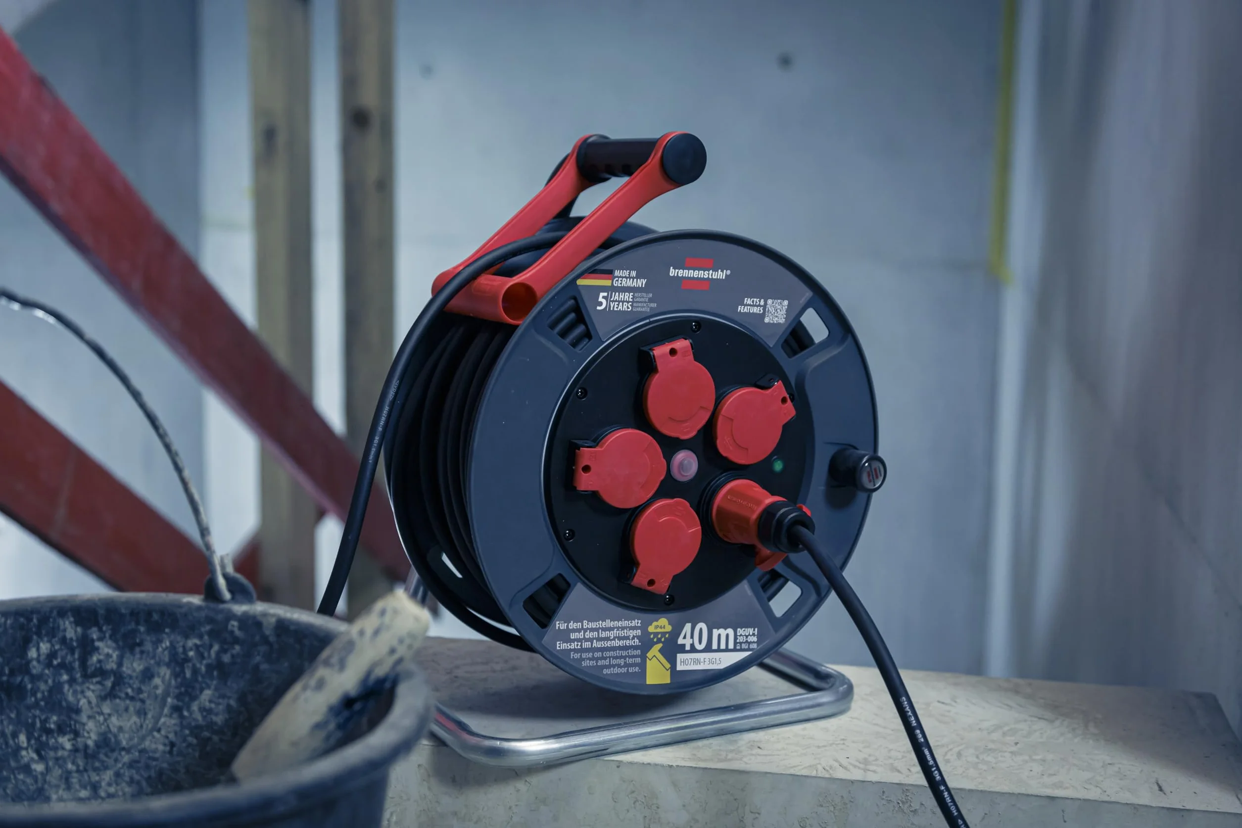 Brennenstuhl Professional bęben kablowy 300 KU 2100 (kabel 25 m w kolorze czarnym, wykonany ze specjalnego tworzywa sztucznego, do użytku na budowie i do stałego użytku na zewnątrz, Made in Germany)