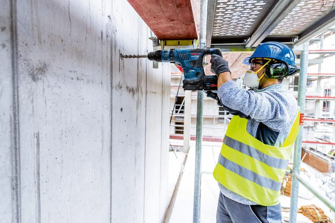 Akumulatorowy młot udarowo-obrotowy BITURBO GBH 18V-36 C Bosch Professional (SDS max, bez akumulatorów i ładowarki, moduł Bluetooth GCY 42, rękojeść dodatkowa, sukno maszynowe, smar w tubie, walizka)