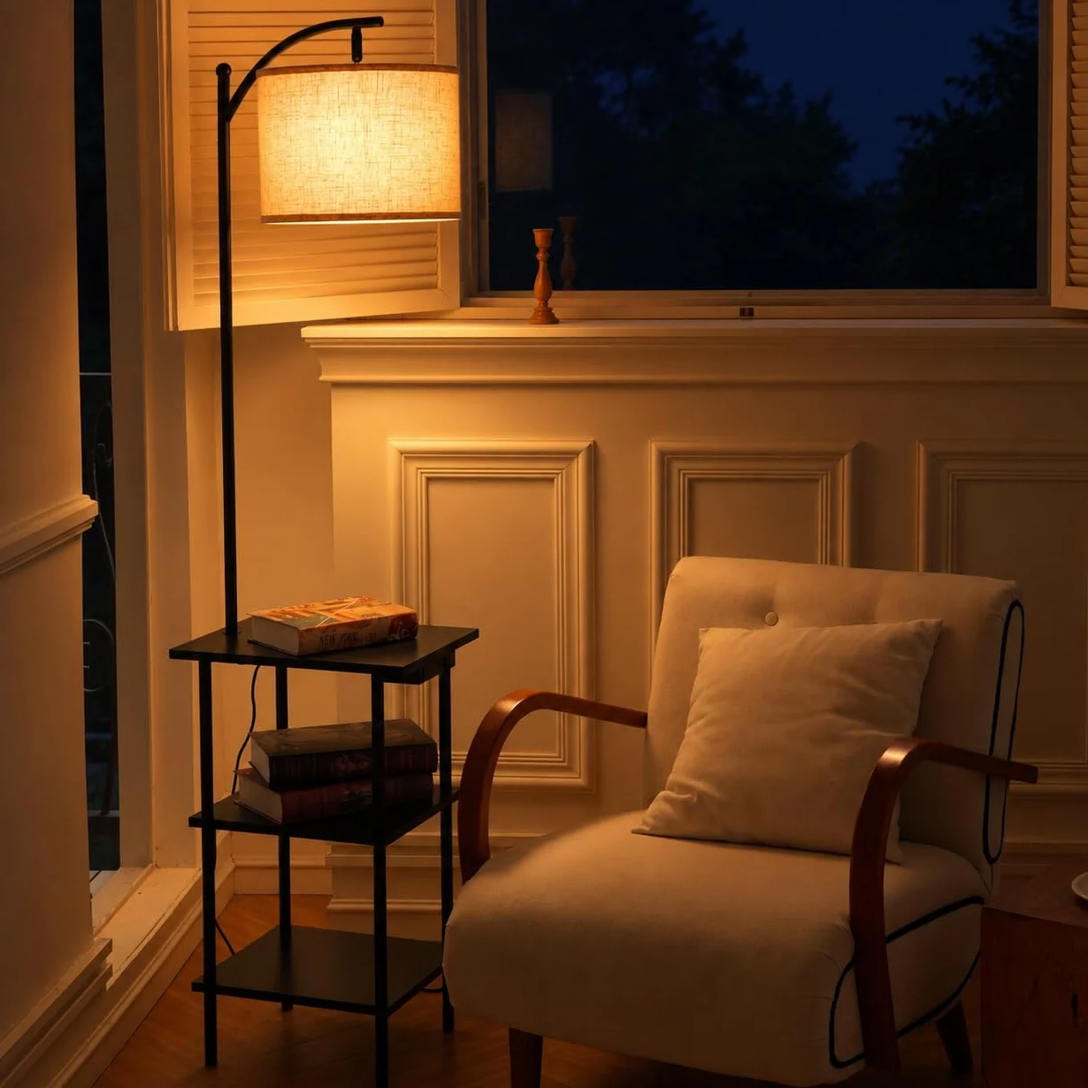 Lampa podłogowa z 3-poziomową półką, porty ładowania USB typu C do salonu, sypialni i biura, bez żarówki