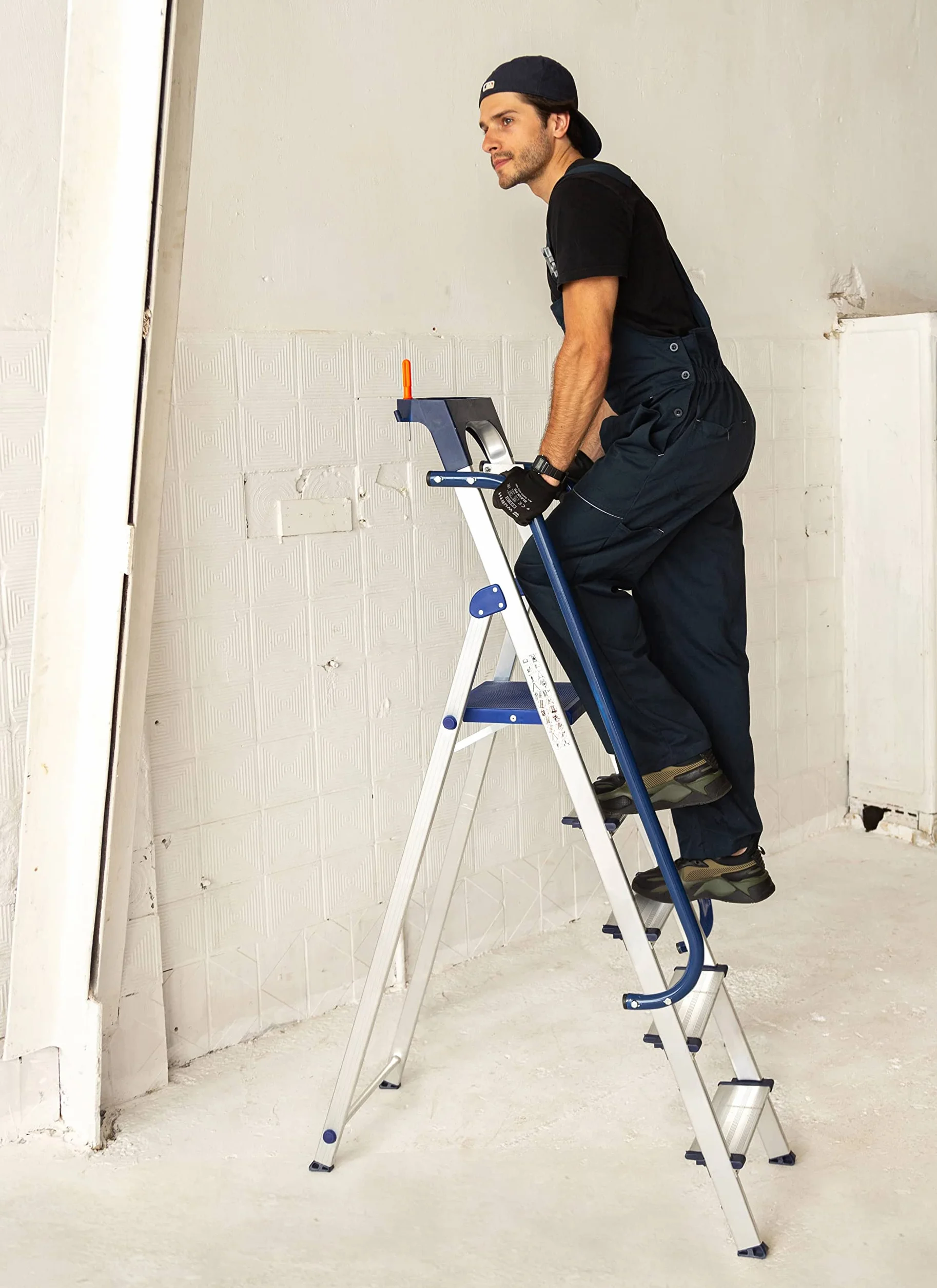 5-stopniowa drabina Secure Pro, wzmocnione aluminium, zabezpieczona poręczami, półka z uchwytem narzędziowym, wysokość platformy 112cm, obciążenie 150kg Hostrom