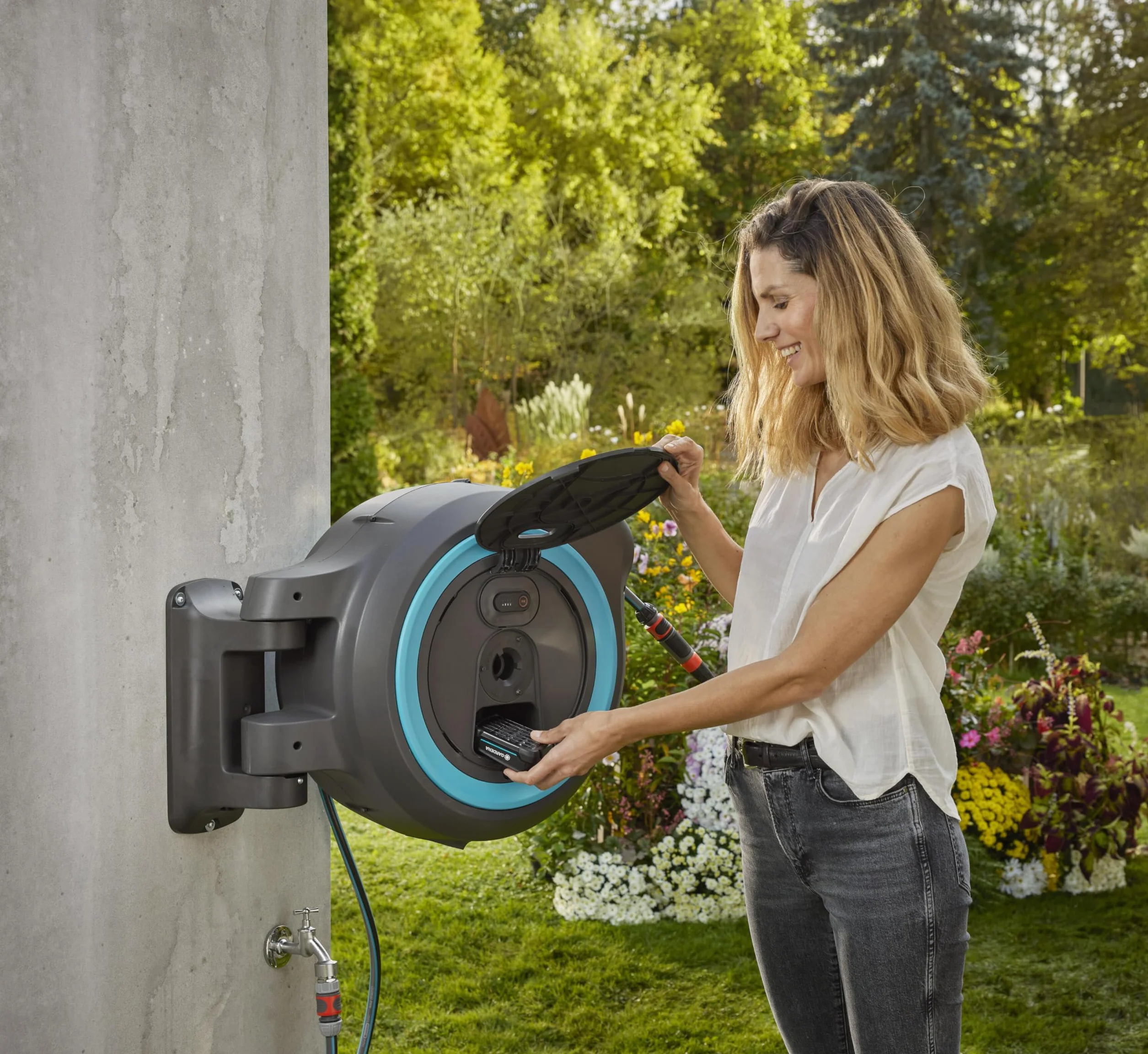 Gardena akumulatorowa skrzynka naścienna na wąż PowerRoll XXL solo – zwijacz węża z 40 m wężem, prowadnicą węża i systemem RollControl, zasilany bateryjnie, odporny na UV i mróz (18645-55)
