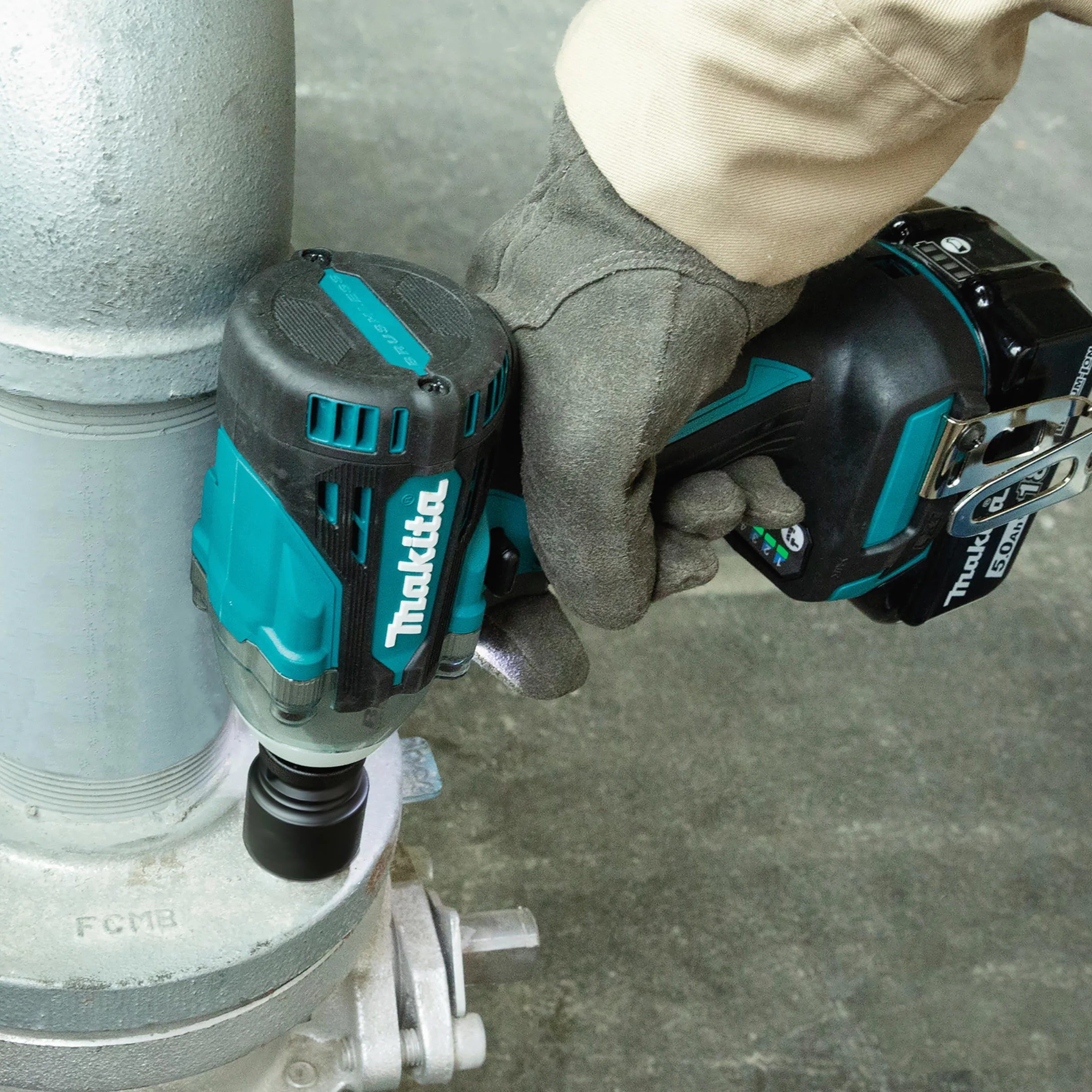 Makita DTW300TJX7 akumulatorowa wkrętarka udarowa 18 V w zestawie szybka ładowarka DC18RC i 2 x akumulatory BL1850B 5,0 Ah + 14-częściowy zestaw końcówek udarowych (E-16586) w MAKPAC rozm. 2
