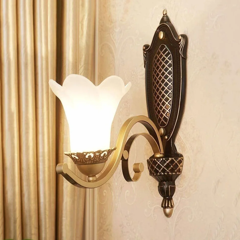 Wiejskie oświetlenie wewnętrzne, lampa ścienna, pokój gościnny, oświetlenie korytarza, tło, hotel, sypialnia, stolik nocny, lampa ścienna, europejskie żelazo retro, metal, biały płatek, szkło,