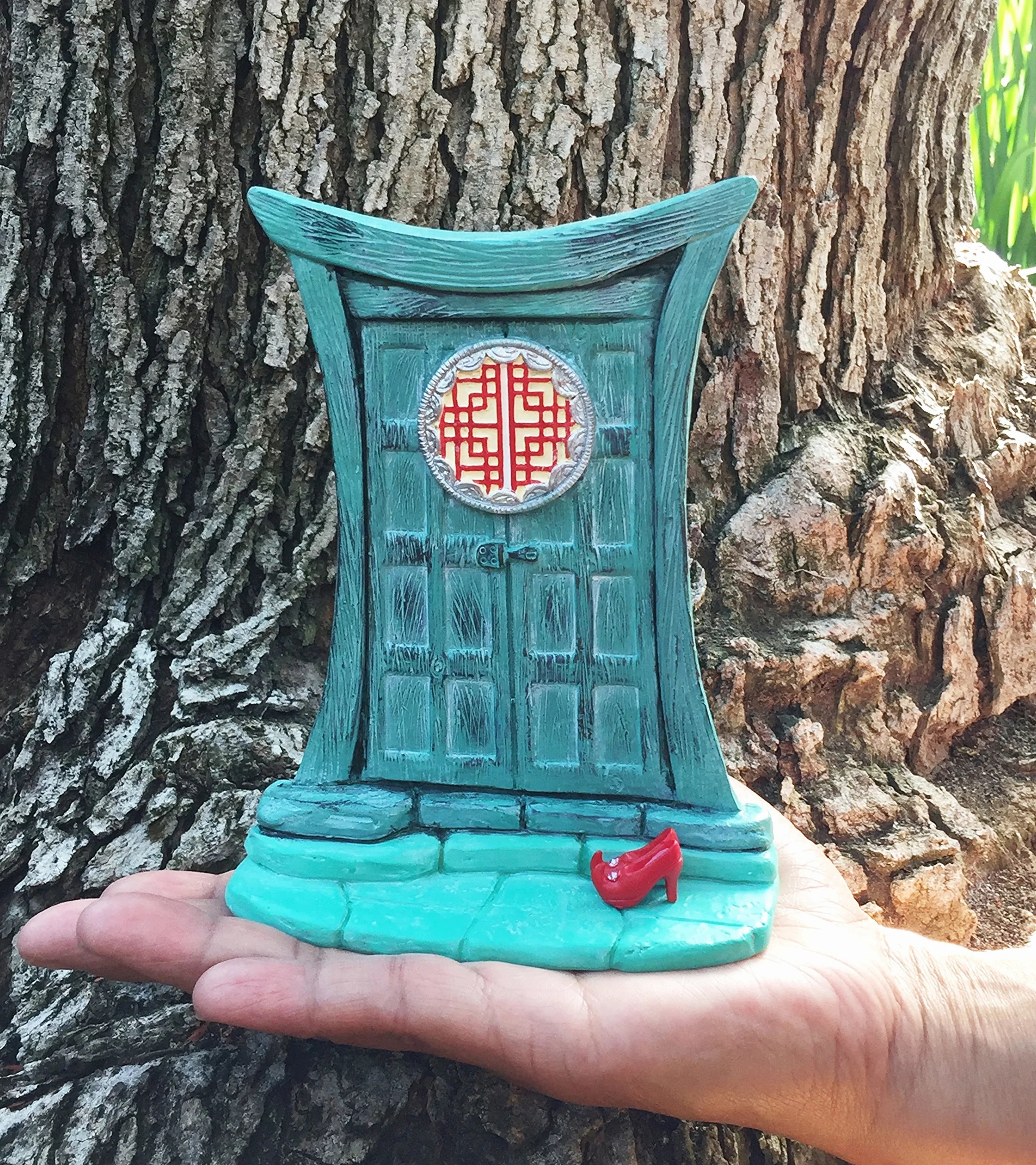 Miniaturowe drzwi wróżki zen turkusowe azjatyckie z czerwonymi butami