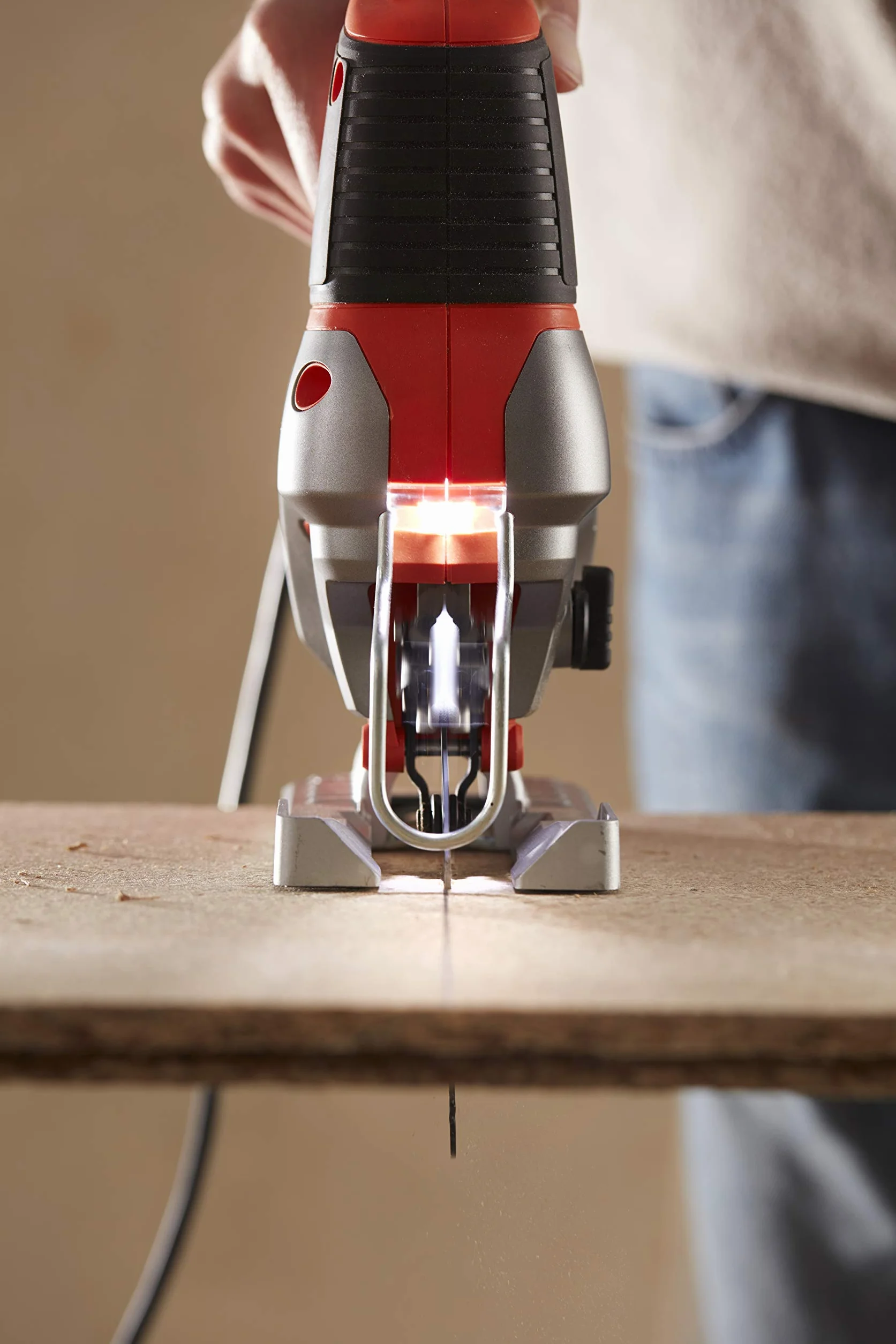 Black + Decker Elektroniczna wyrzynarka wahadłowa (650 W, 3 poziomy skoku, zmienna liczba skoków, głowica piły z odlewu ciśnieniowego, urządzenie do odsysania pyłu, do cięcia prostych, krzywych i skośnych) Bes610
