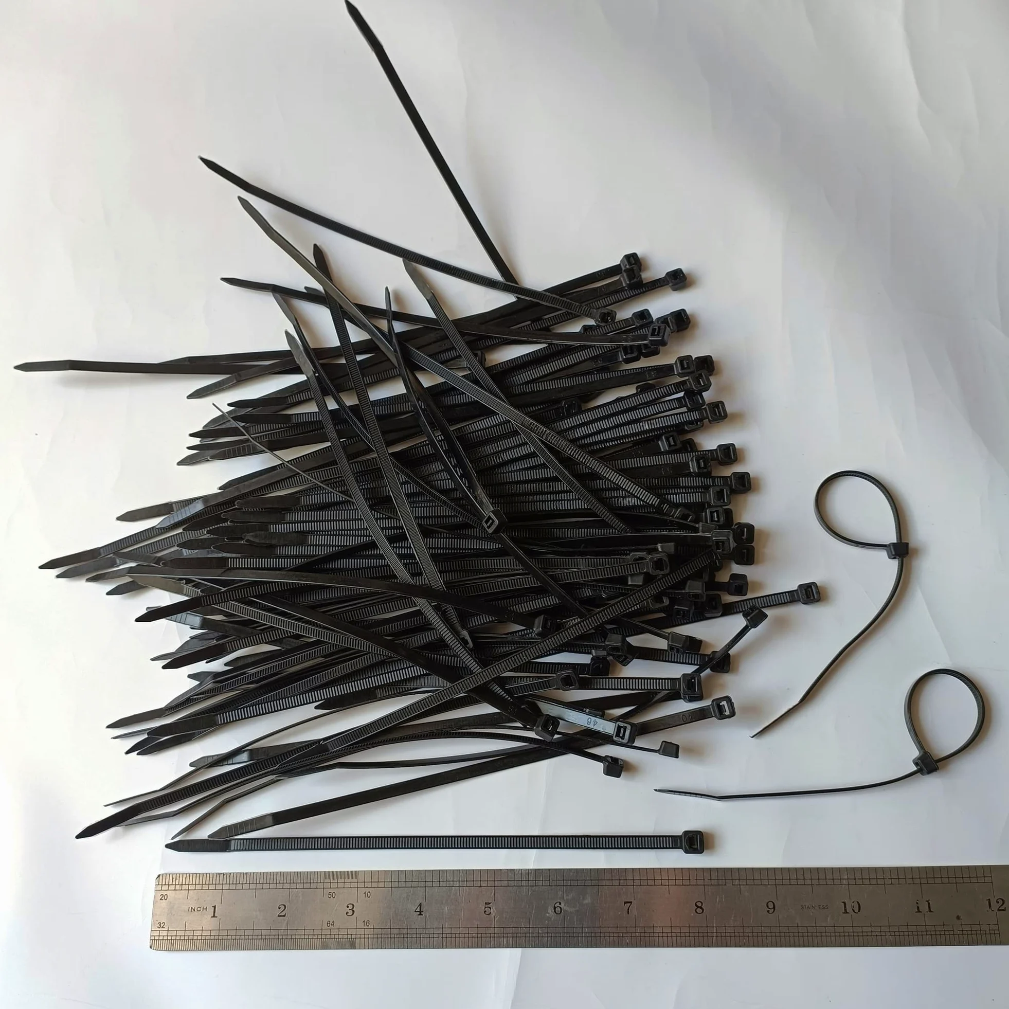 500 szt. 8-calowych opasek kablowych z zamkiem błyskawicznym, wytrzymałe plastikowe opaski druciane premium o wytrzymałości na rozciąganie 18 kg, odporne na promieniowanie UV, samoblokujące czarne nylonowe paski mocujące (4 x 200 mm, 8 cali)