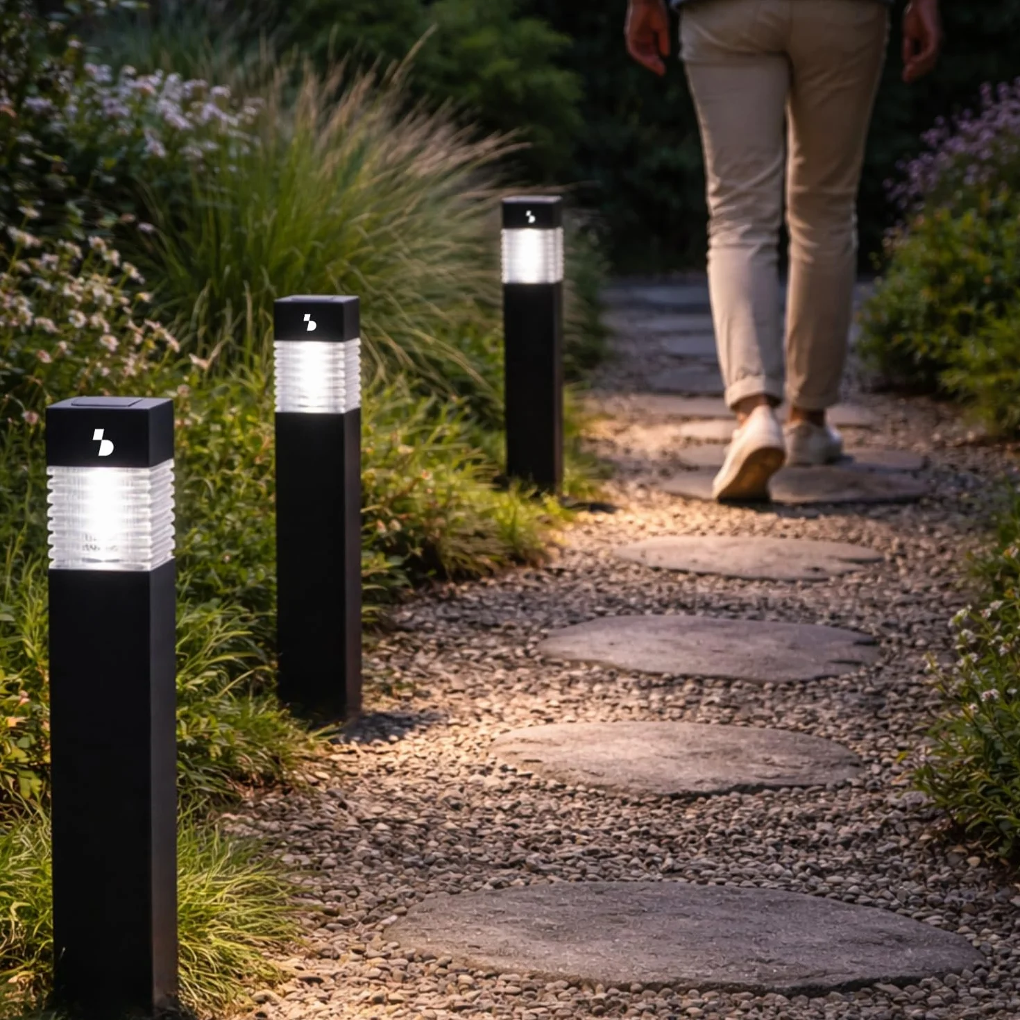 BEPER P207ILO030 Zestaw 3 solarnych lamp schodowych, zewnętrzne lampy solarne LED z kolcami, automatyczne włączanie, oświetlenie ścieżek i rabat kwiatowych, IP44