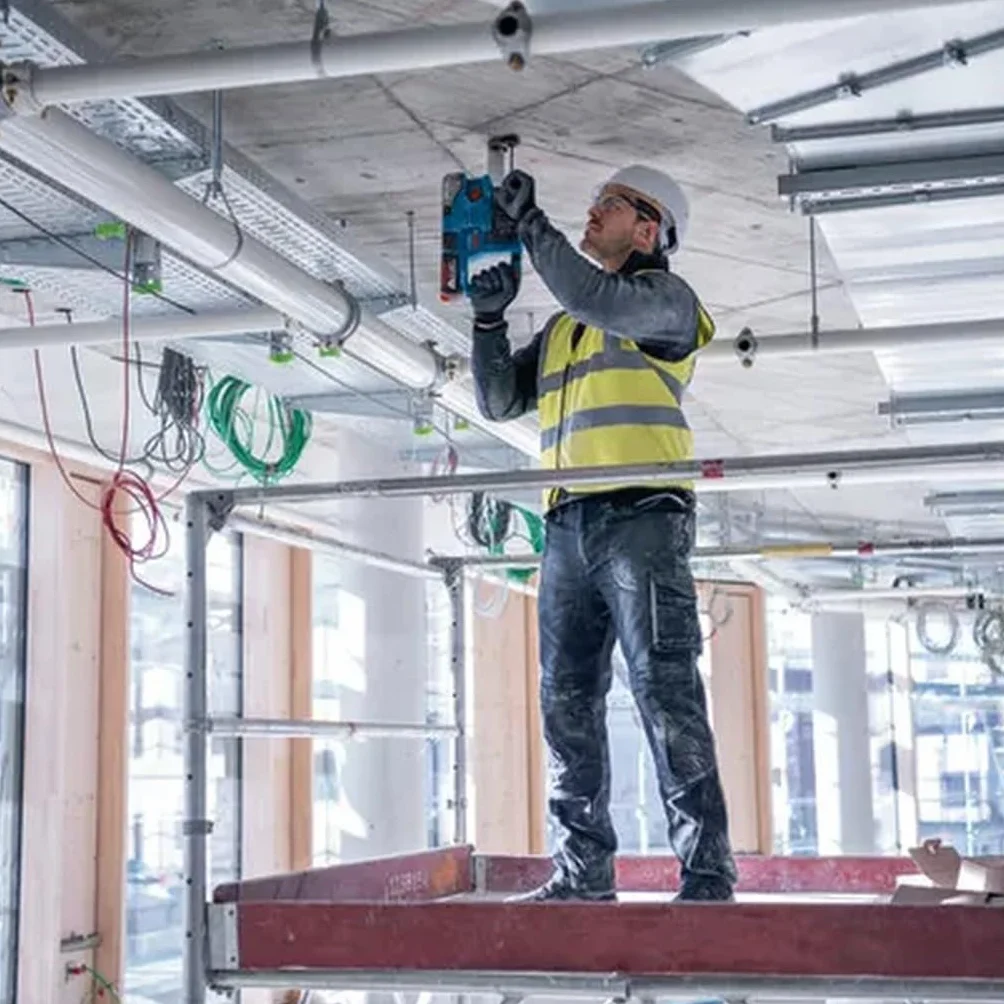 Bosch Professional system 18V: akumulatorowy młot udarowo-obrotowy GBH 18V-22 (SDS plus, idealny do wiercenia otworów o średn. 6–10 mm, GDE 18V-12, walizka L-BOXX)