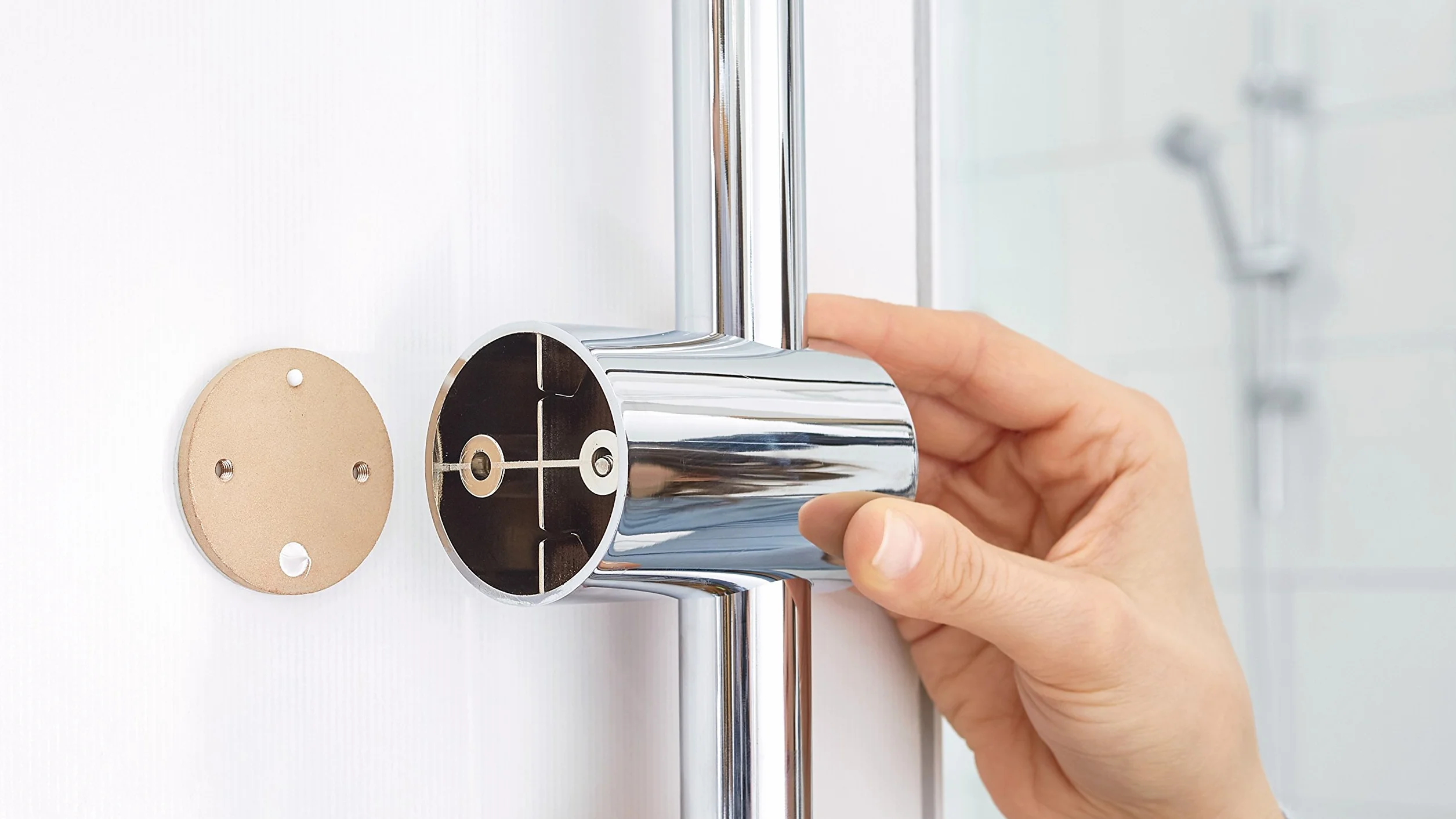 tesa SPAA zestaw prysznicowy: drążek, wąż, słuchawka pod prysznic – samoprzylepna armatura prysznicowa – bez wiercenia – chromowany metal – 90 cm