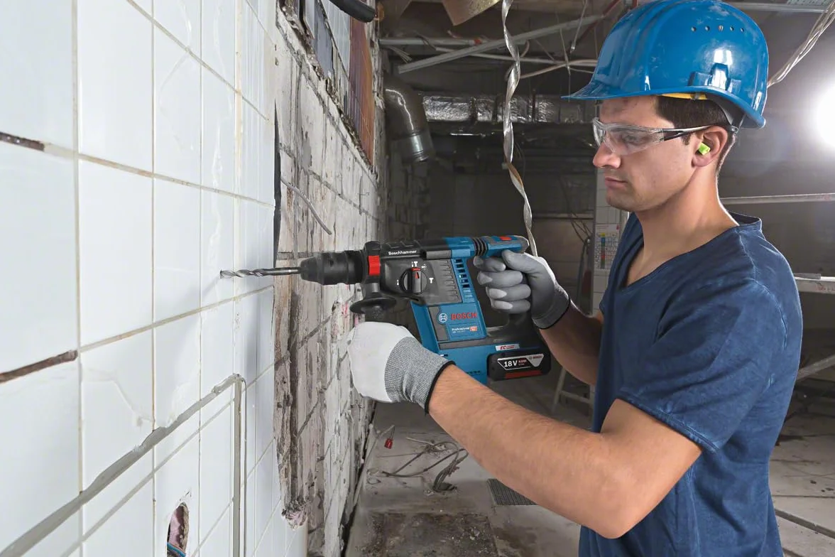Bosch Professional system 18V: akumulatorowy młot udarowo-obrotowy GBH 18V-26 F (2 akumulatory ProCORE18V 5.5 Ah, ładowarka GAL 1880 CV, walizka L-BOXX)