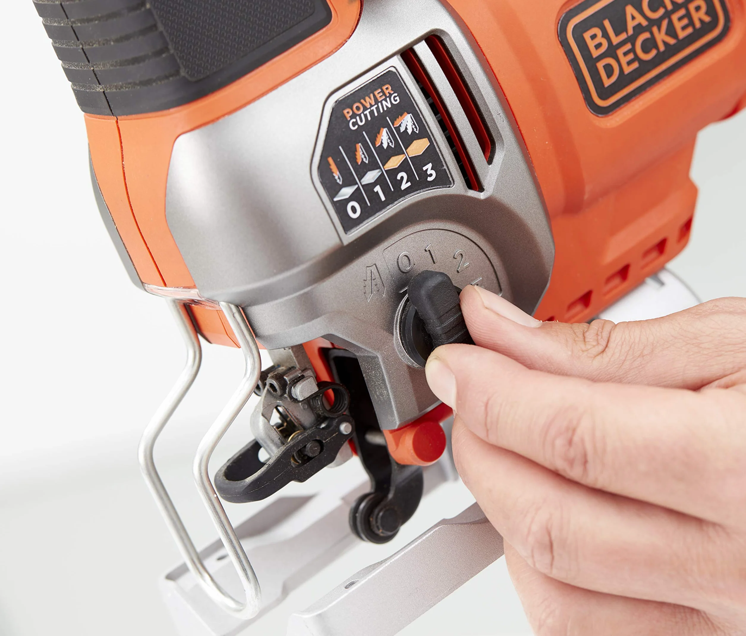 Black + Decker Elektroniczna wyrzynarka wahadłowa (650 W, 3 poziomy skoku, zmienna liczba skoków, głowica piły z odlewu ciśnieniowego, urządzenie do odsysania pyłu, do cięcia prostych, krzywych i skośnych) Bes610