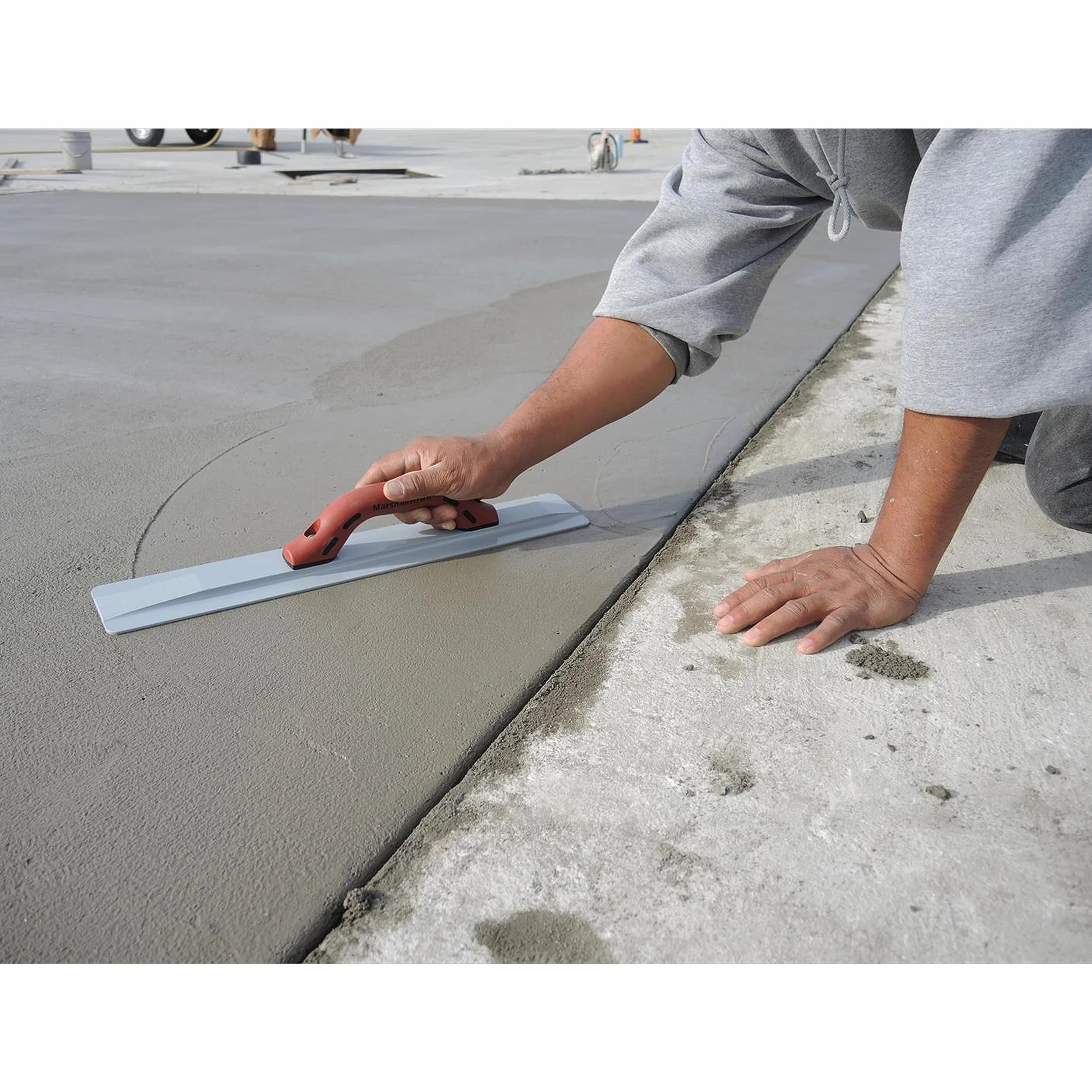 Paca ręczna Marshalltown z uchwytem Durasoft, wykonana z magnezu, do posadzek i betonu, rozmiar pacy: 305x79 mm
