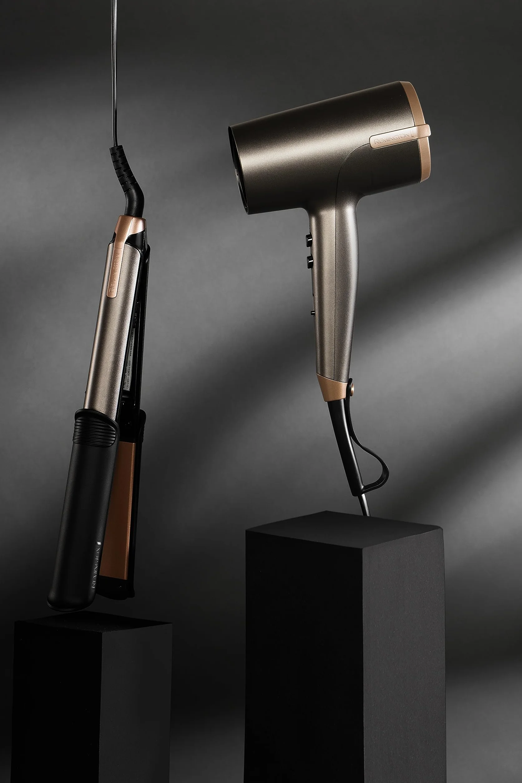 Remington suszarka do włosów, podwójna jonizacja, przepływ powietrza 120 km/h do szybkiego suszenia, 2000W, 8 kombinacji ustawień temperatury i prędkości nawiewu, 5 nakładek, zimny nawiew, ONE D6078