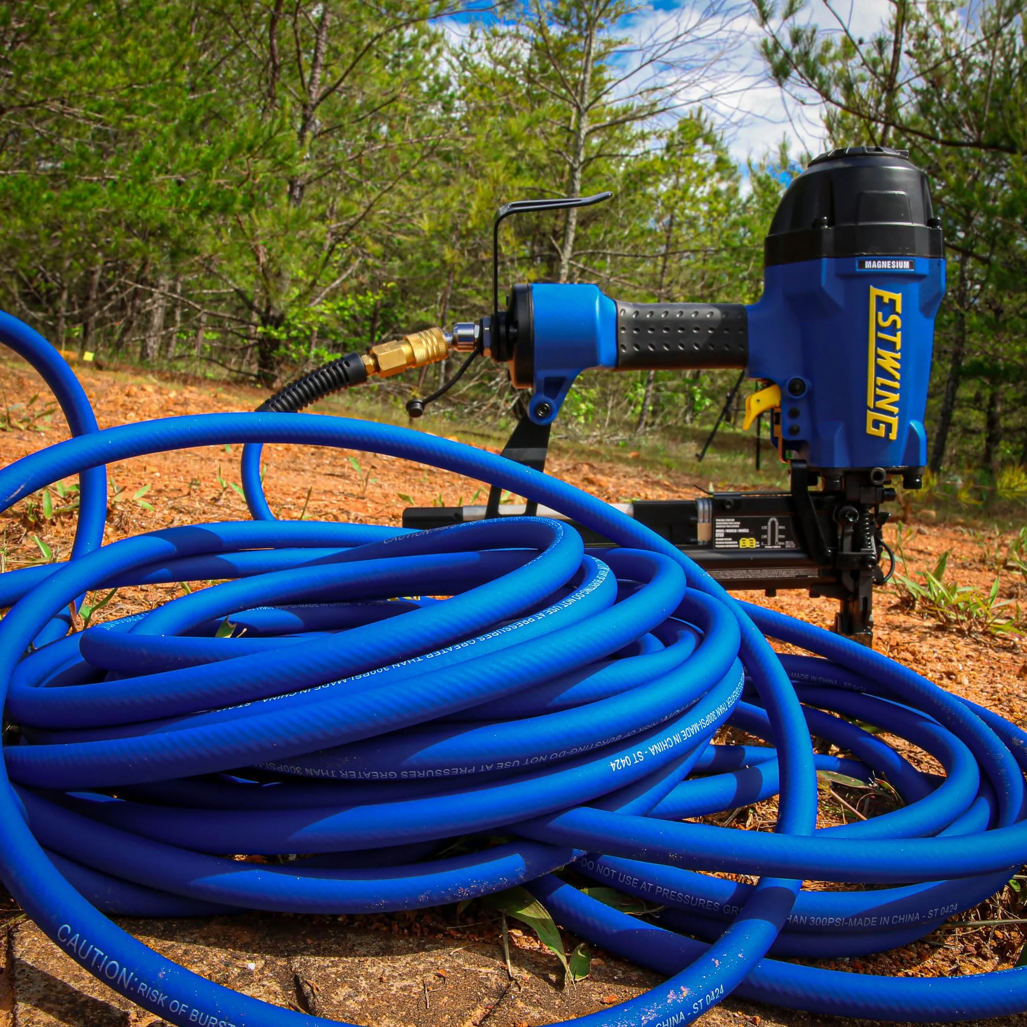 Estwing E1450PVCR 6,35 mm x 15,25 m, PCW/gumowy hybrydowy wąż powietrzny z mosiądzu ze złączką przemysłową 6,35 mm NPT i uniwersalną szybkozłączką