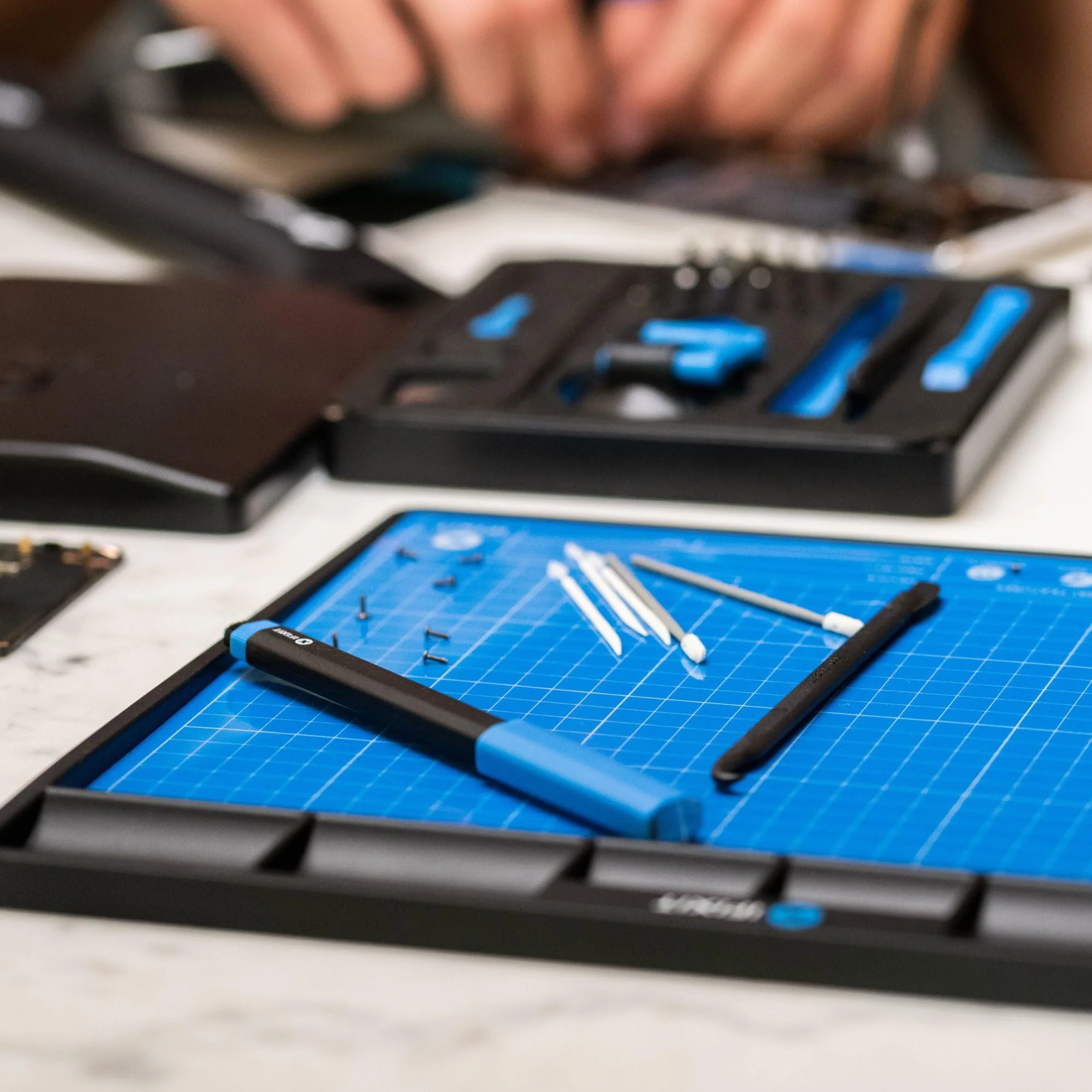 iFixit FixMat, magnetyczna mata robocza z przegródkami na śruby i komponenty do naprawy elektroniki, antystatyczna i do pisania, z długopisem | Do śrub i części zamiennych do naprawy elektroniki