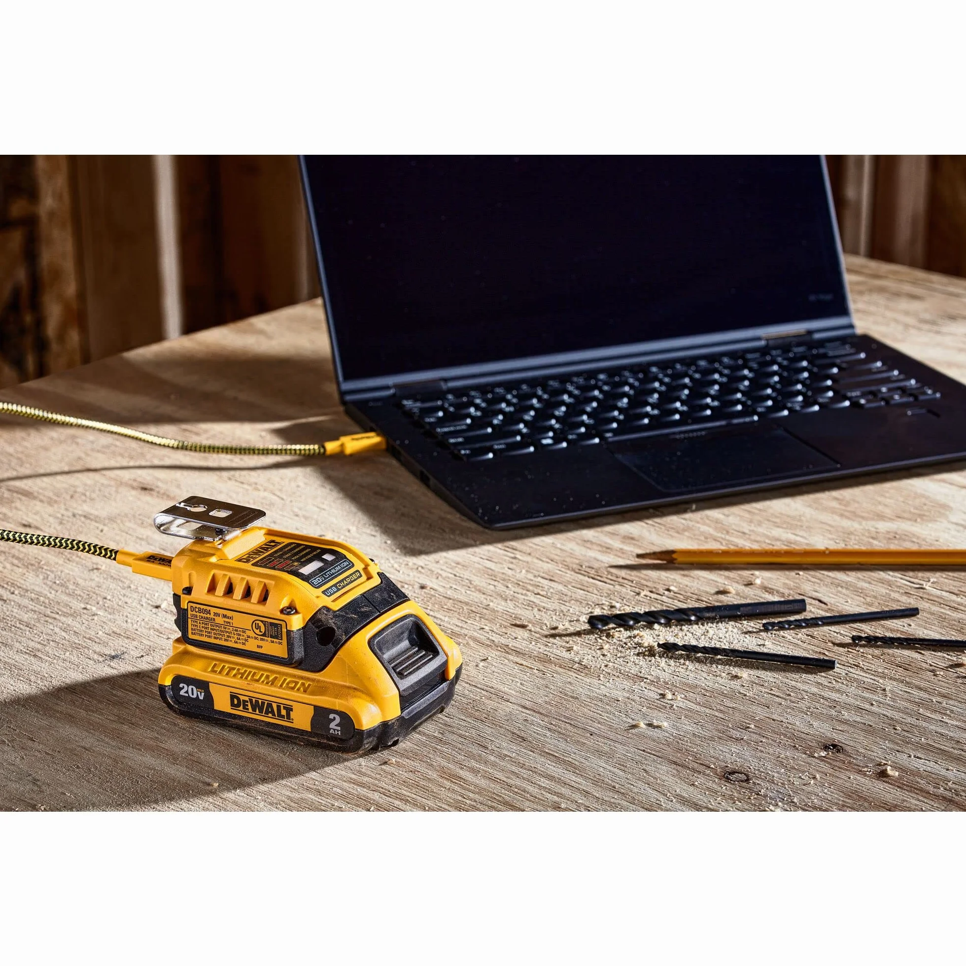 DEWALT DCB094K-QW ładowarka kombi z funkcją powerbanku, do wszystkich akumulatorów XR i XR Flexvolt 18 V, 5A 230 V, w zestawie kabel USB-C (E), metalowy haczyk do paska