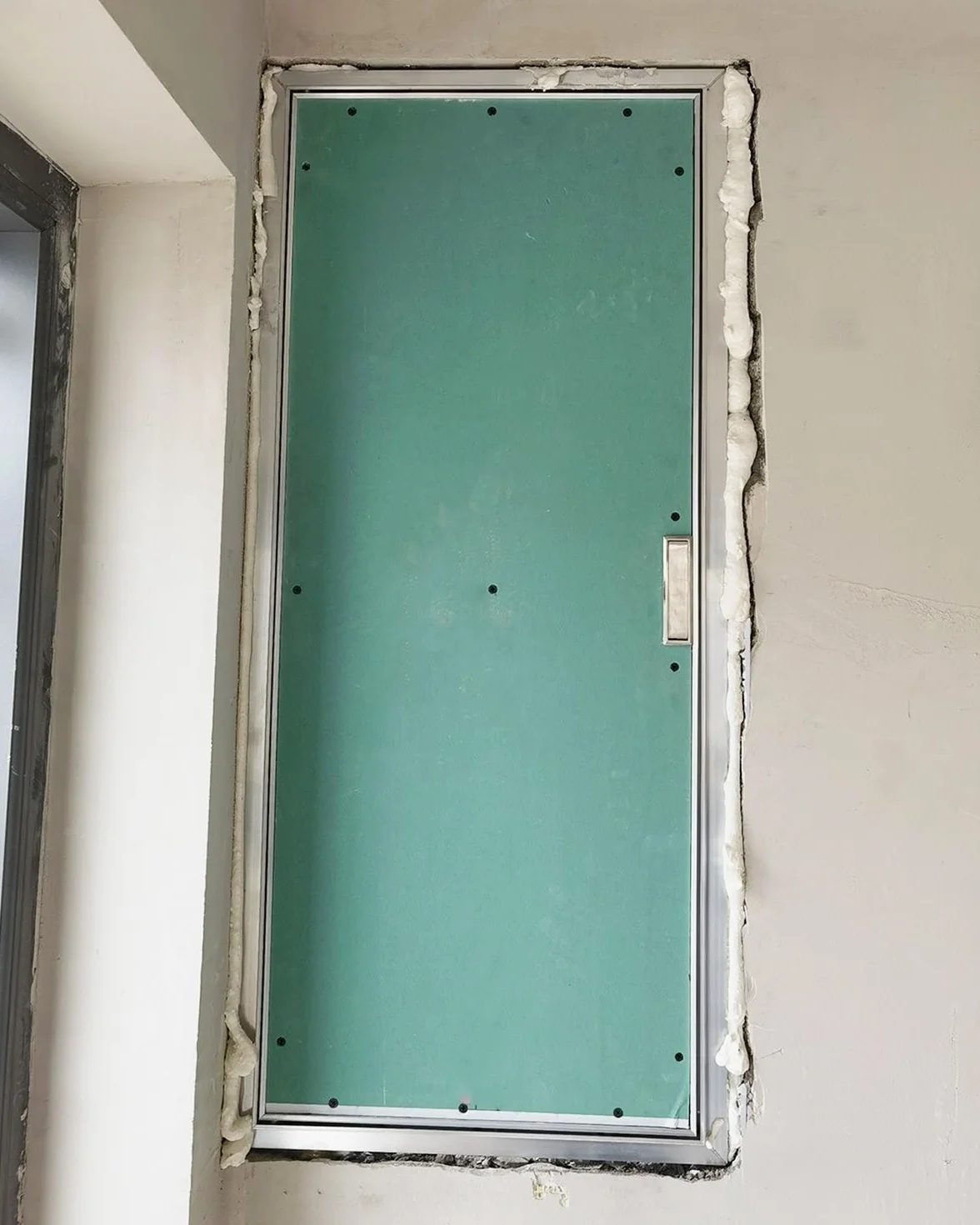Panel dostępu do płyt kartonowo-gipsowych z uchwytem – 500 x 800 mm drzwi wejściowe ścienne do ukrytych instalacji wodno-kanalizacyjnych przenośnych drzwi inspekcyjnych z płyt gipsowo-kartonowych (500