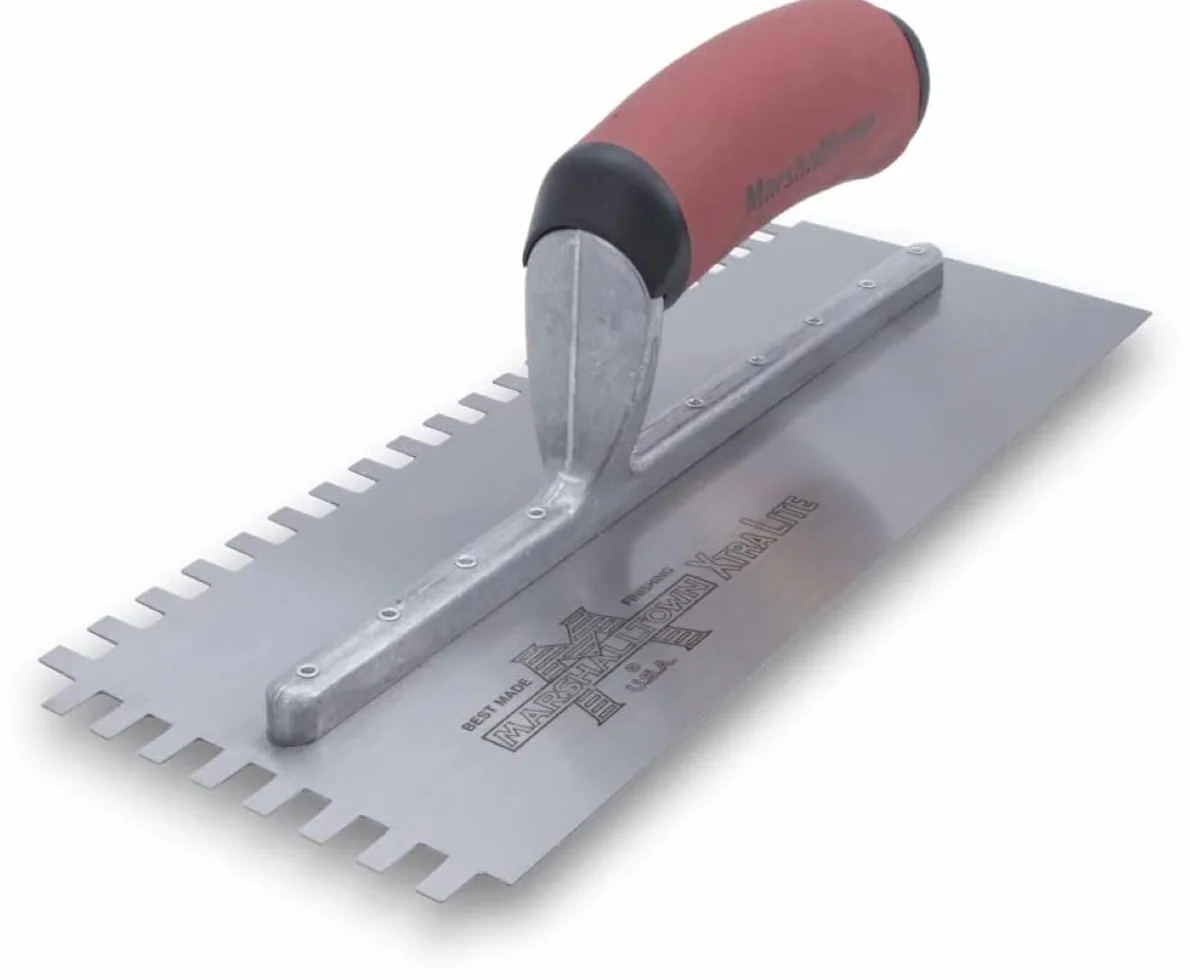Marshalltown Paca zębata, nacięcie:SQ-6x10x6 mm z uchwytem DuraSoft, wykonana ze stali, dla glazurników, rozmiar: 279x114 mm