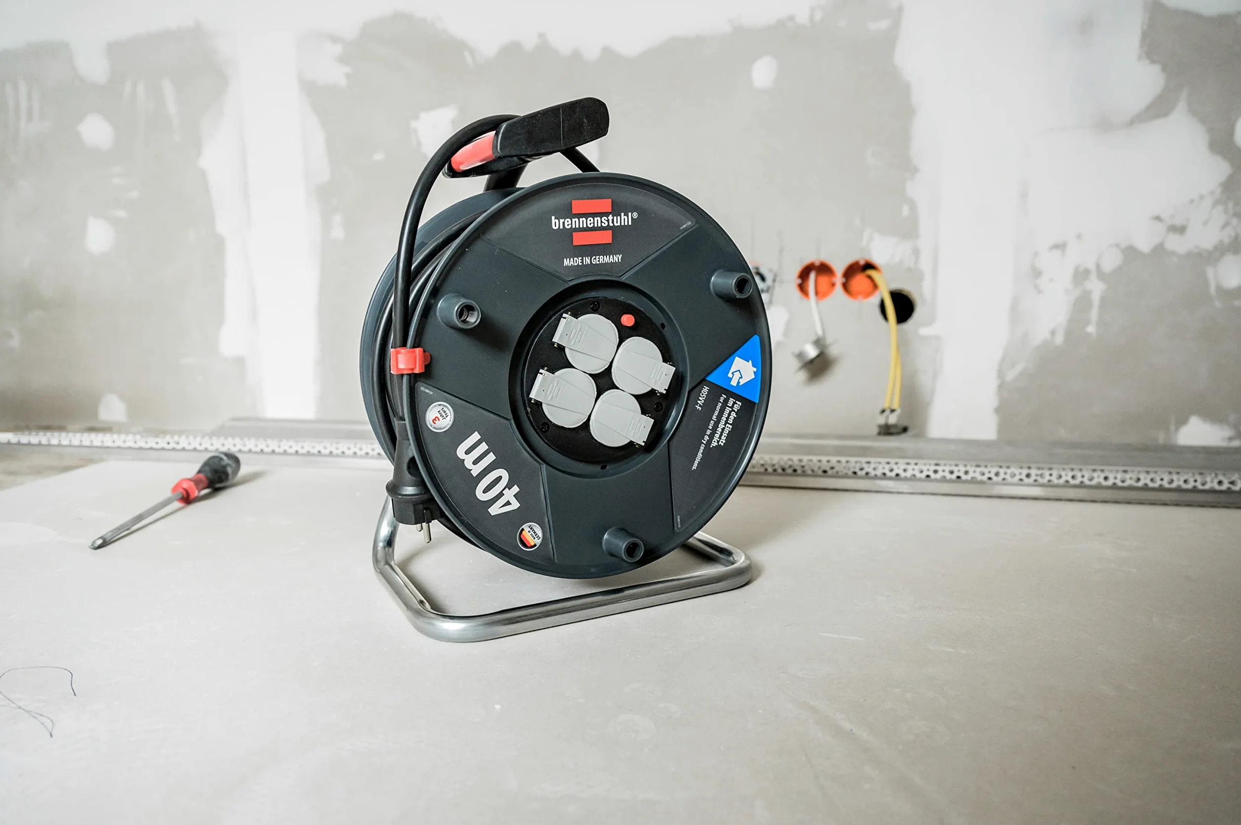 Brennenstuhl Garant V2 bęben kablowy 40 m (Made in Germany, 4 gniazda wtykowe z zestykiem ochronnym z samozamykającymi się pokrywkami, z ergonomicznym uchwytem)