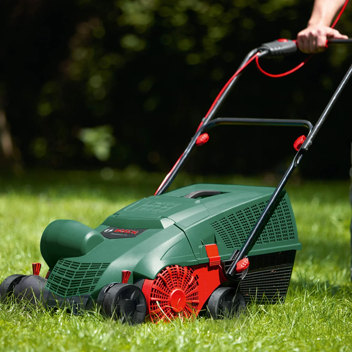 Bosch UniversalRake 900 elektryczny aerator do trawnika 900 W 32 cm 50 l