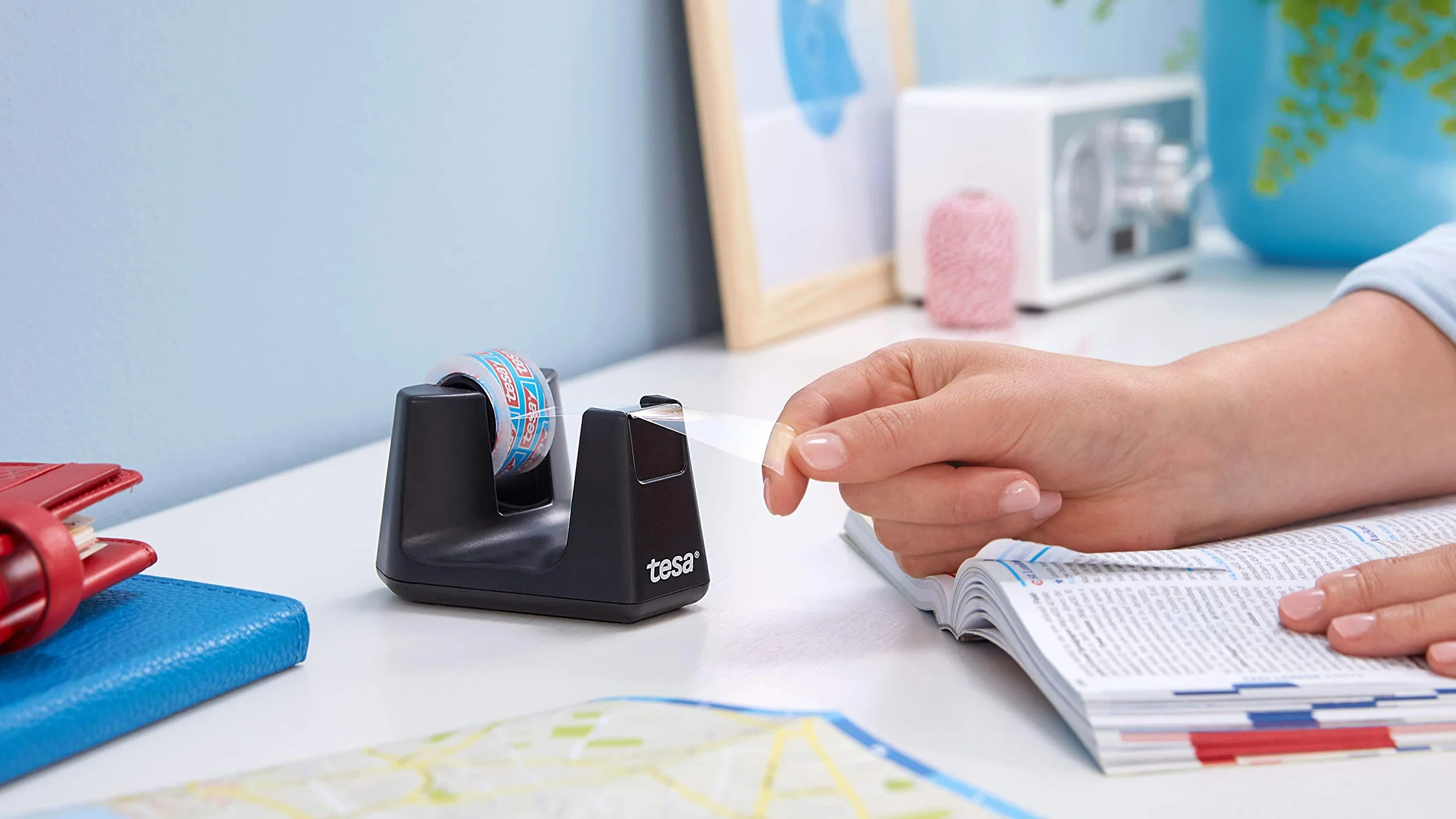 tesa Easy Cut Smart dozownik taśmy klejącej do stołów, kompaktowy dozownik stołowy z technologią antypoślizgową do folii samoprzylepnej do 10 m x 15 mm