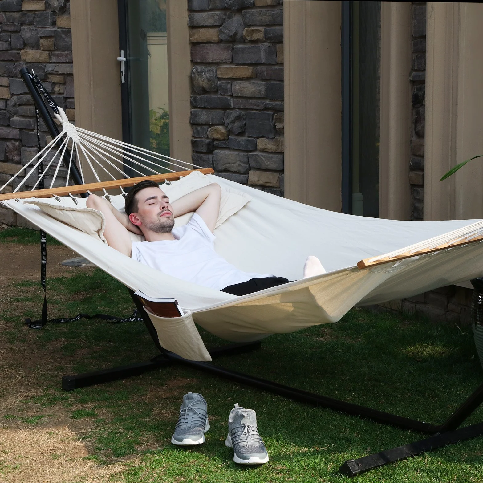 SONGMICS Podwójny hamak z 2 poduszkami, łóżko huśtawkowe, odpowiedni dla 2 osób, 70% bawełna, 210 x 150 cm, nośność 300 kg, beżowy GDC22M