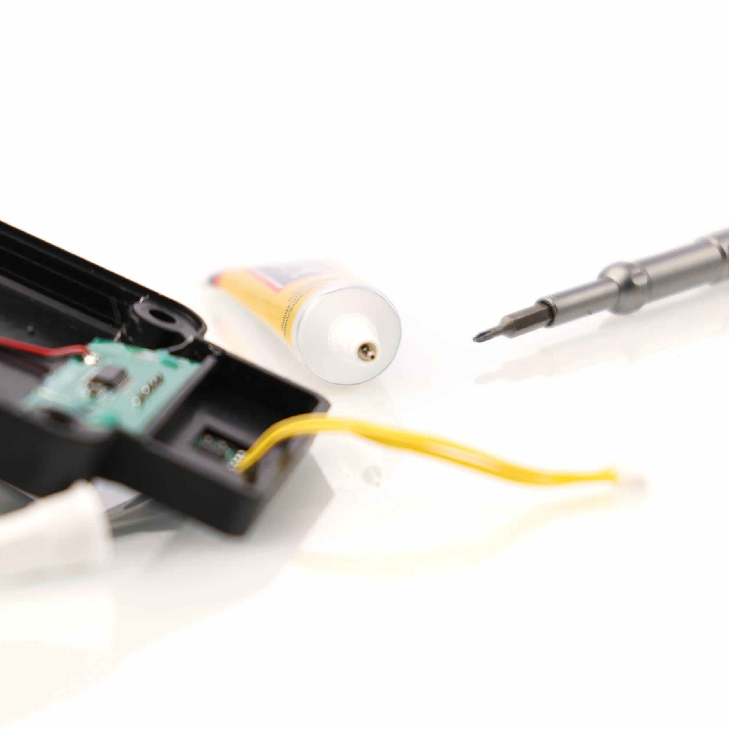 E-8000 – uniwersalny klej, 15 ml, półprzezroczysty, twardość 70-85A, utwardzanie 3-8 godzin, naprawa elektroniki, biżuterii i modelarstwa, klej