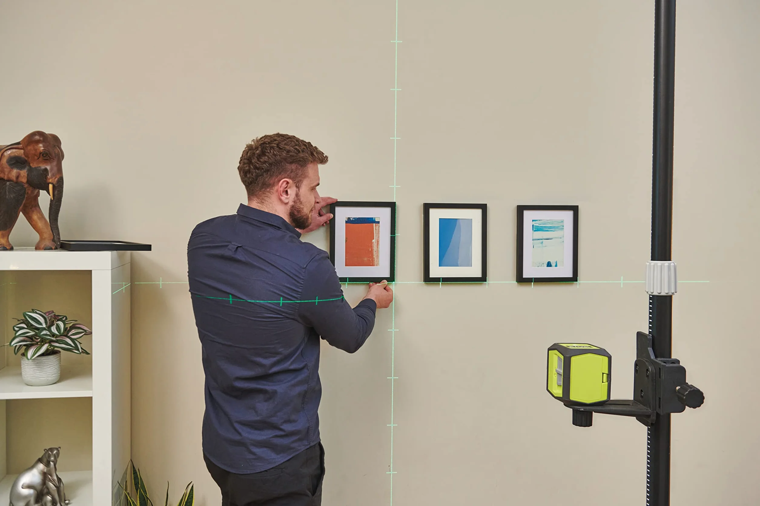 RYOBI Zielony Laser Krzyżowy RBCLLG2, Automatyczne Poziomowanie, Zasięg Pracy 15 m, Dokładność +/- 0.5 mm/m, Zawiera Płytkę Referencyjną, 2 Baterie AA i Gwint Statywu ¼”