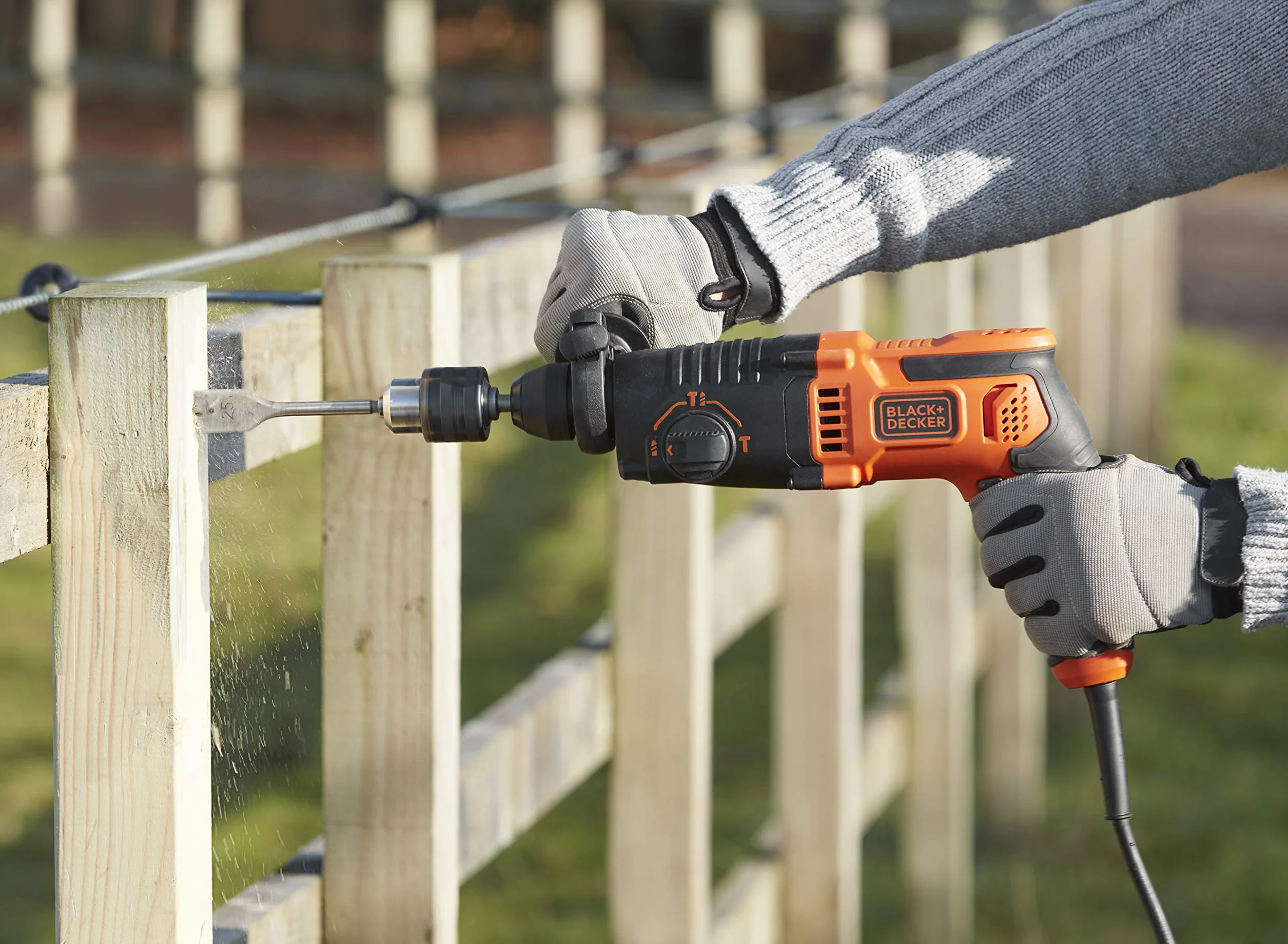 Black+Decker SDS-plus młot kombi BEHS01 (650 W, 1,4 J, do efektywnego wiercenia, udaru i lekkich prac dłutujących, w zestawie 2 wiertła SDS-plus, uchwyt wiertarski na koło zębate, adapter)