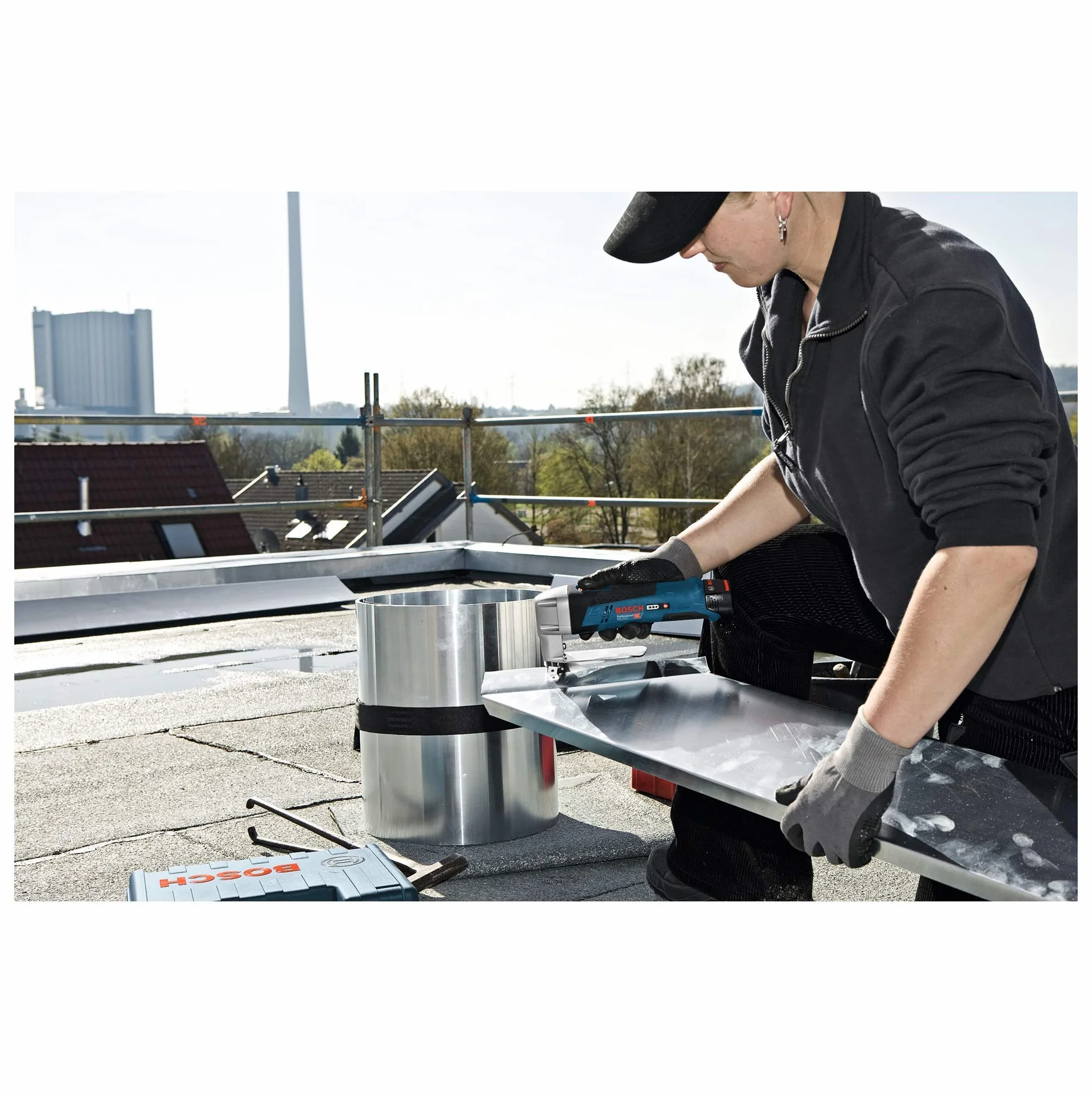 Bosch Professional system 12V: akumulatorowe nożyce do blachy GSC 12V-13 (prędkość skokowa bez obciążenia 3 600 min–1, klucz sześciokątny)