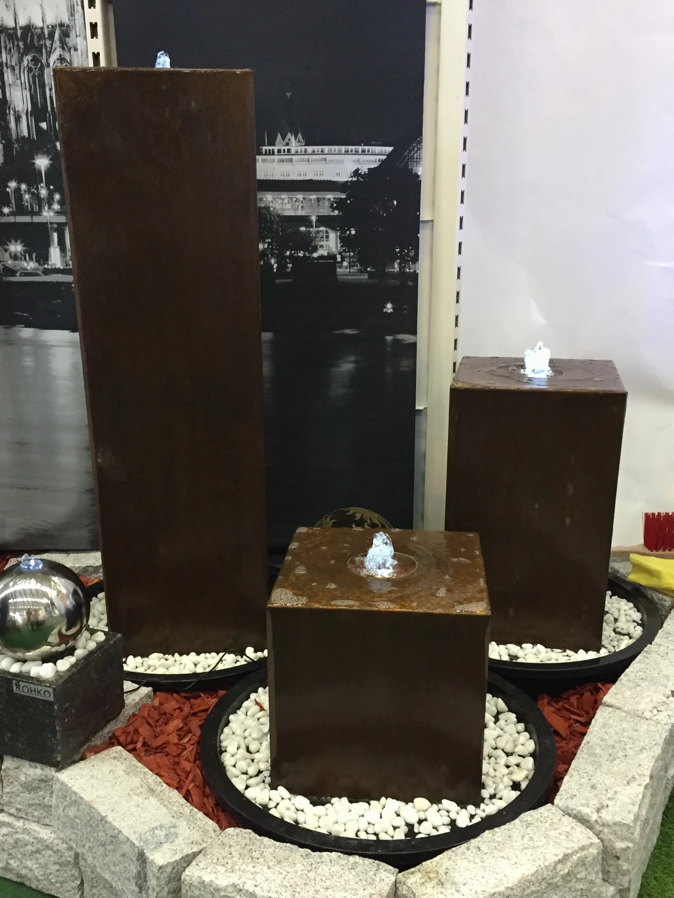 KÖHKO® Fontanna kostkowa "Peru" wysokość 119 cm fontanna ogrodowa 31006 ze stali kortenowskiej z oświetleniem LED