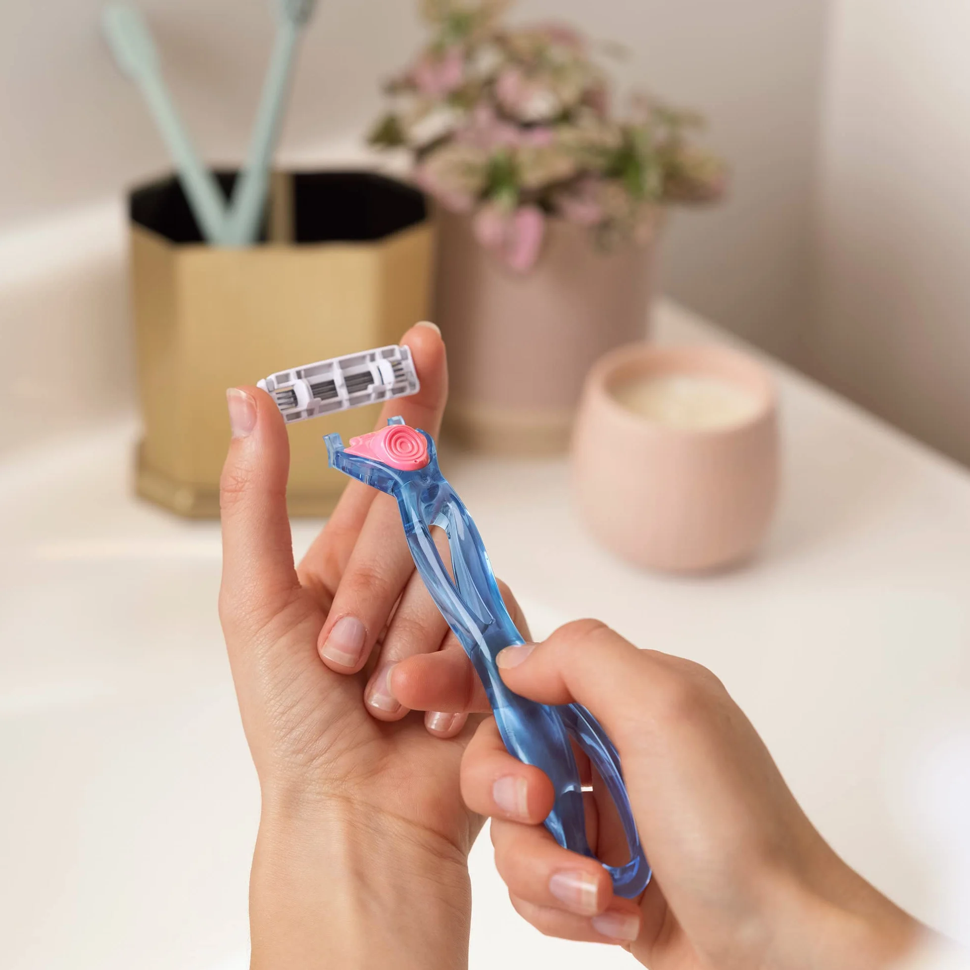Bic Click 3 Soleil Sensitive maszynka do golenia do wielokrotnego napełniania, 30% plastikowy uchwyt z recyklingu, 10 wkładów z 3 ostrzami, pasek smarujący - zestaw 1+10 sztuk